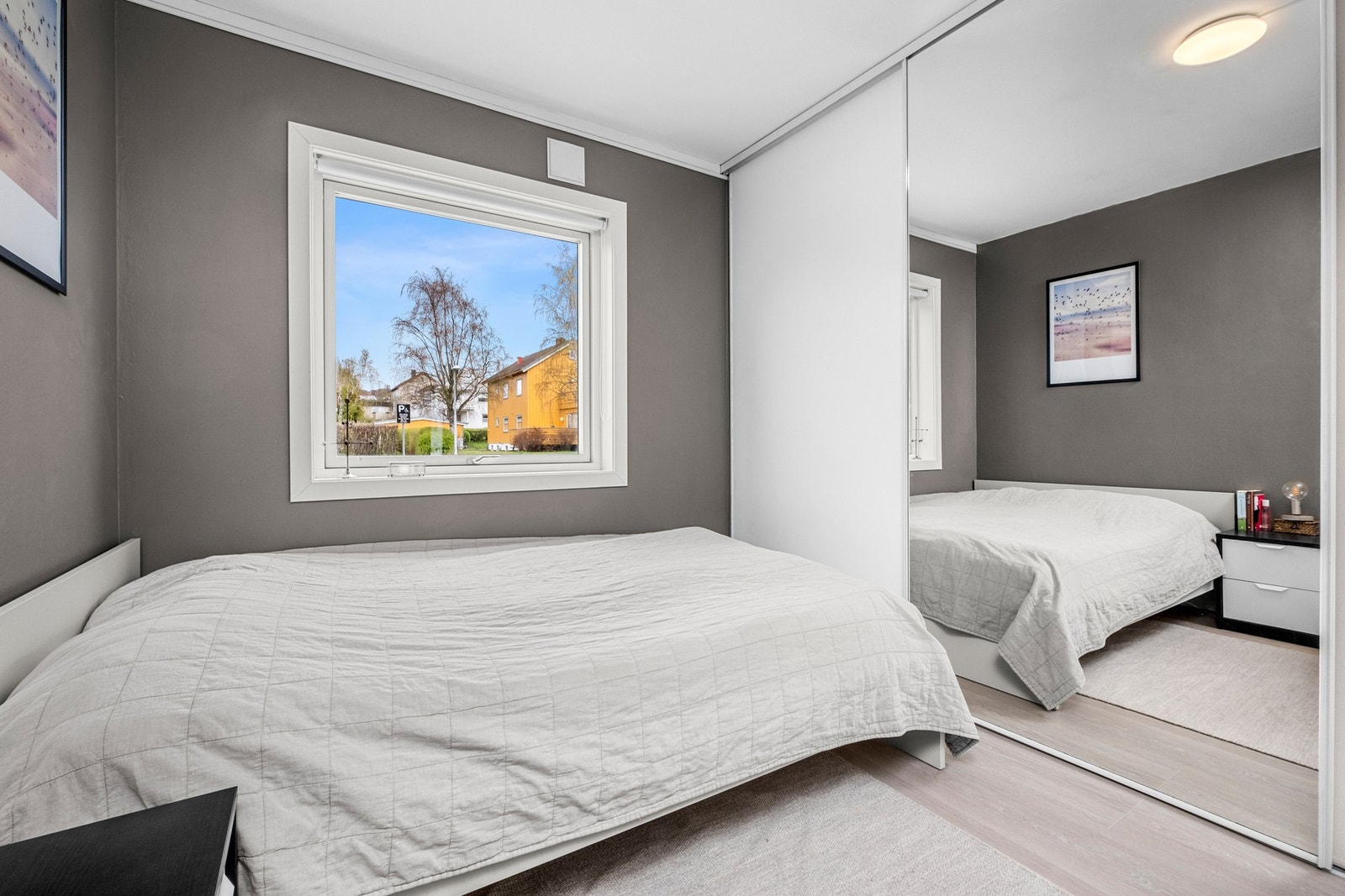 Soverommet er utstyrt med en romslig plassbygd skyvedørsgarderobe som medfølger salget Galleribilde
