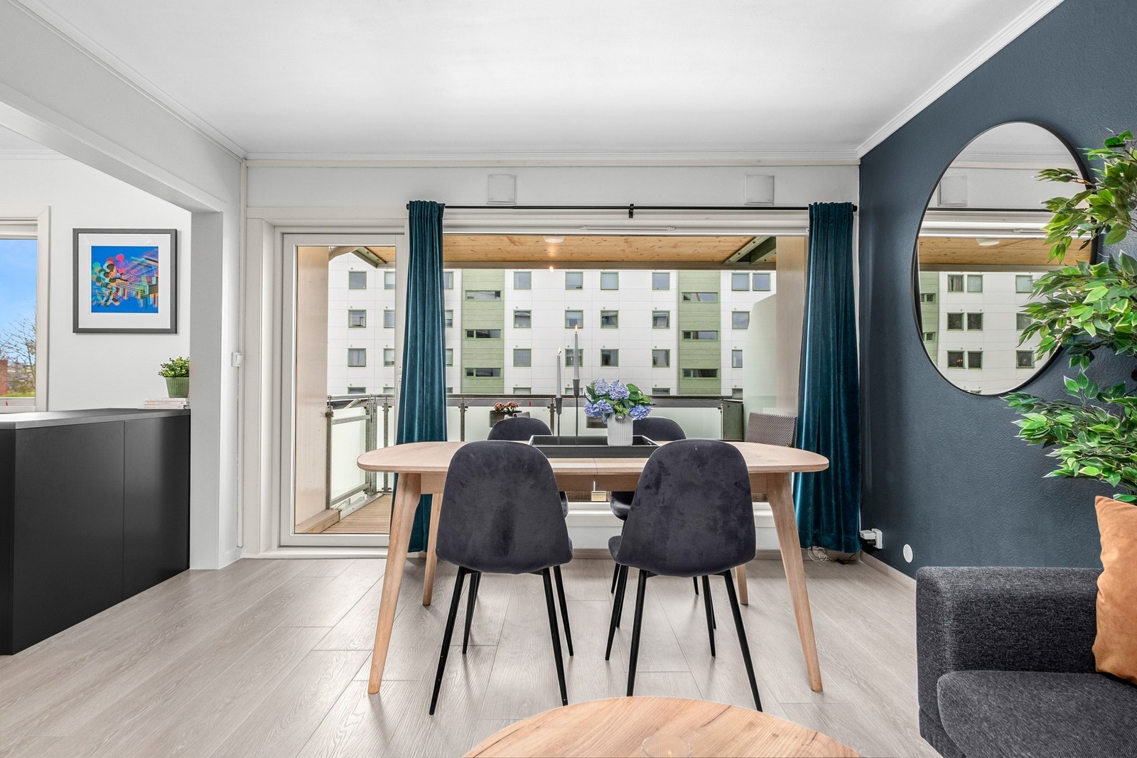 Store vindusflater bidrar til rikelig med naturlig lysinnslipp Galleribilde