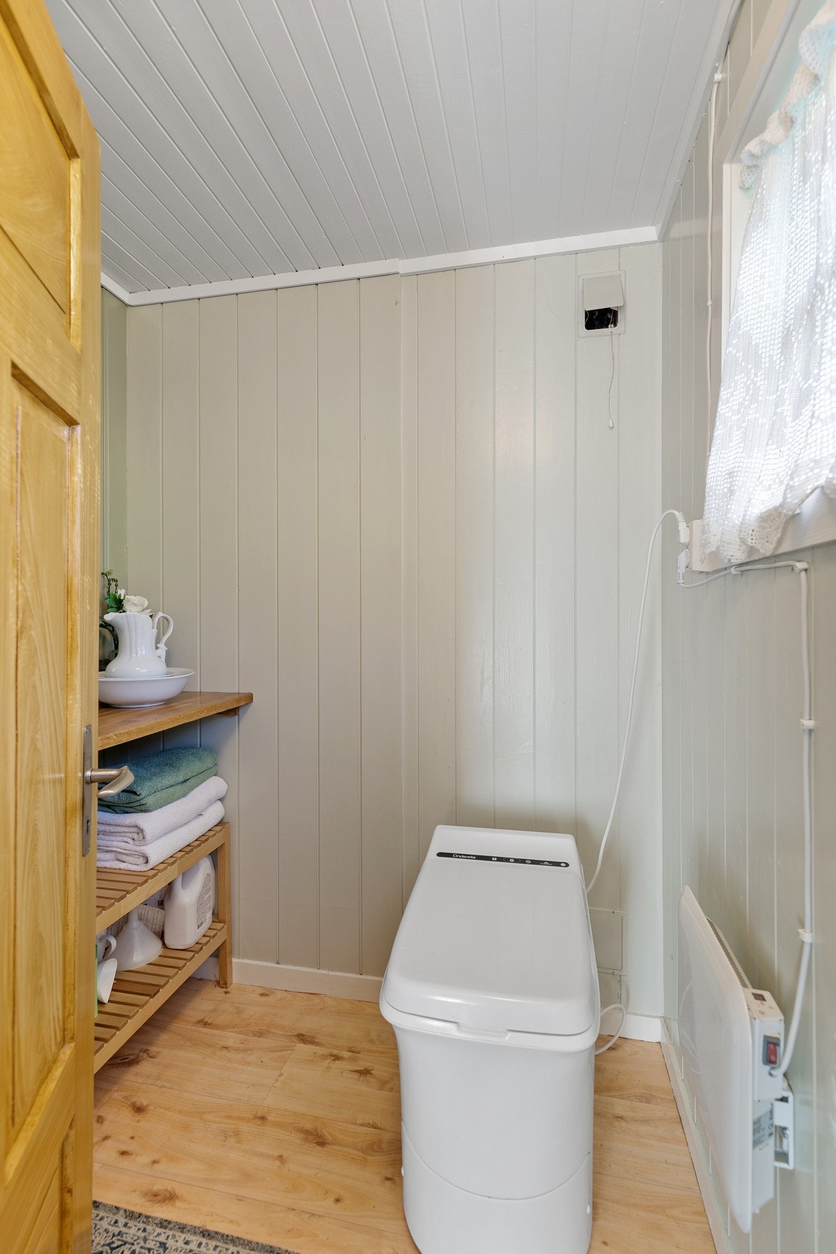 Wc-rom med toalett og servant. Galleribilde