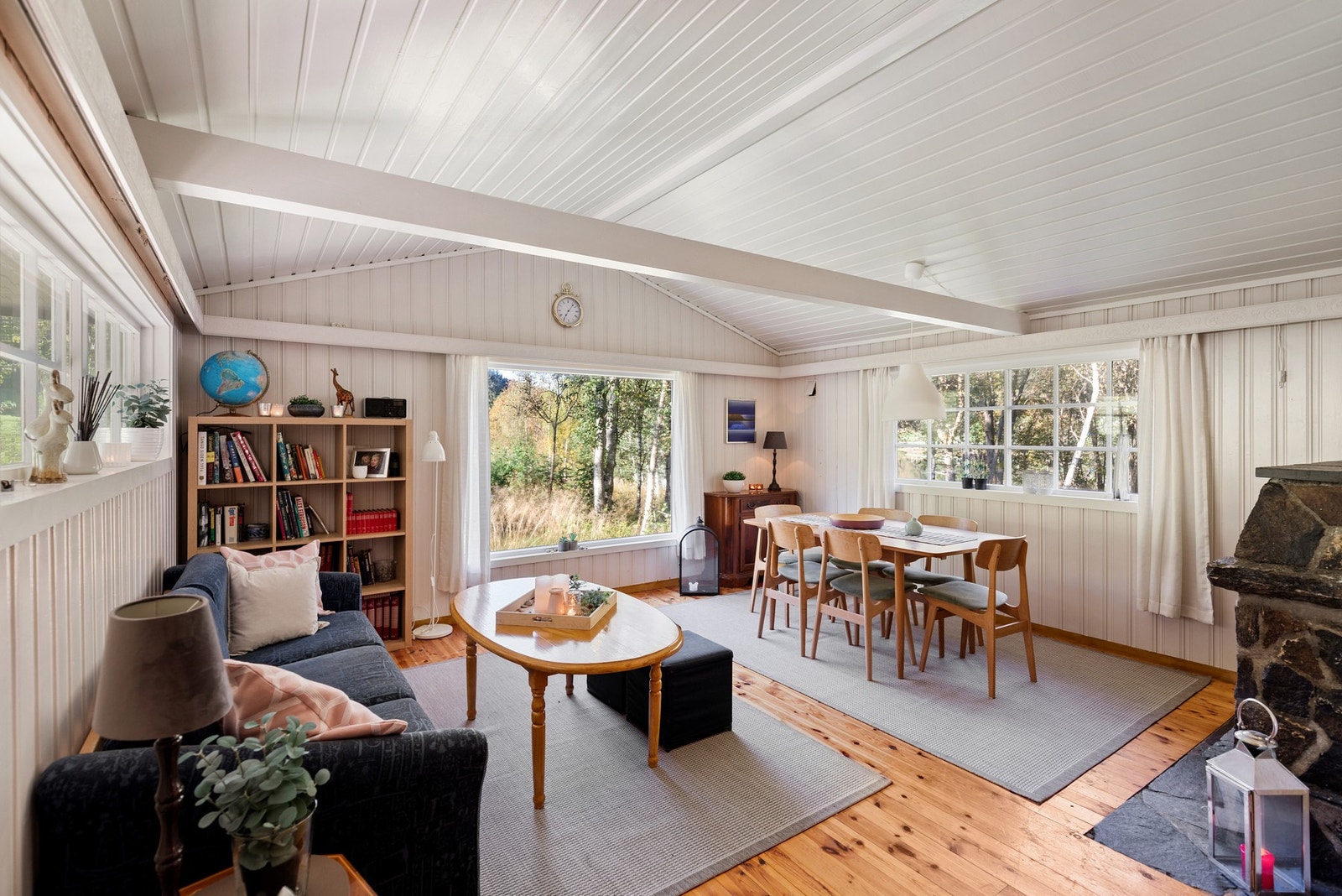 Hytta har gjennomgående trebord på gulv og panel på vegger. Galleribilde