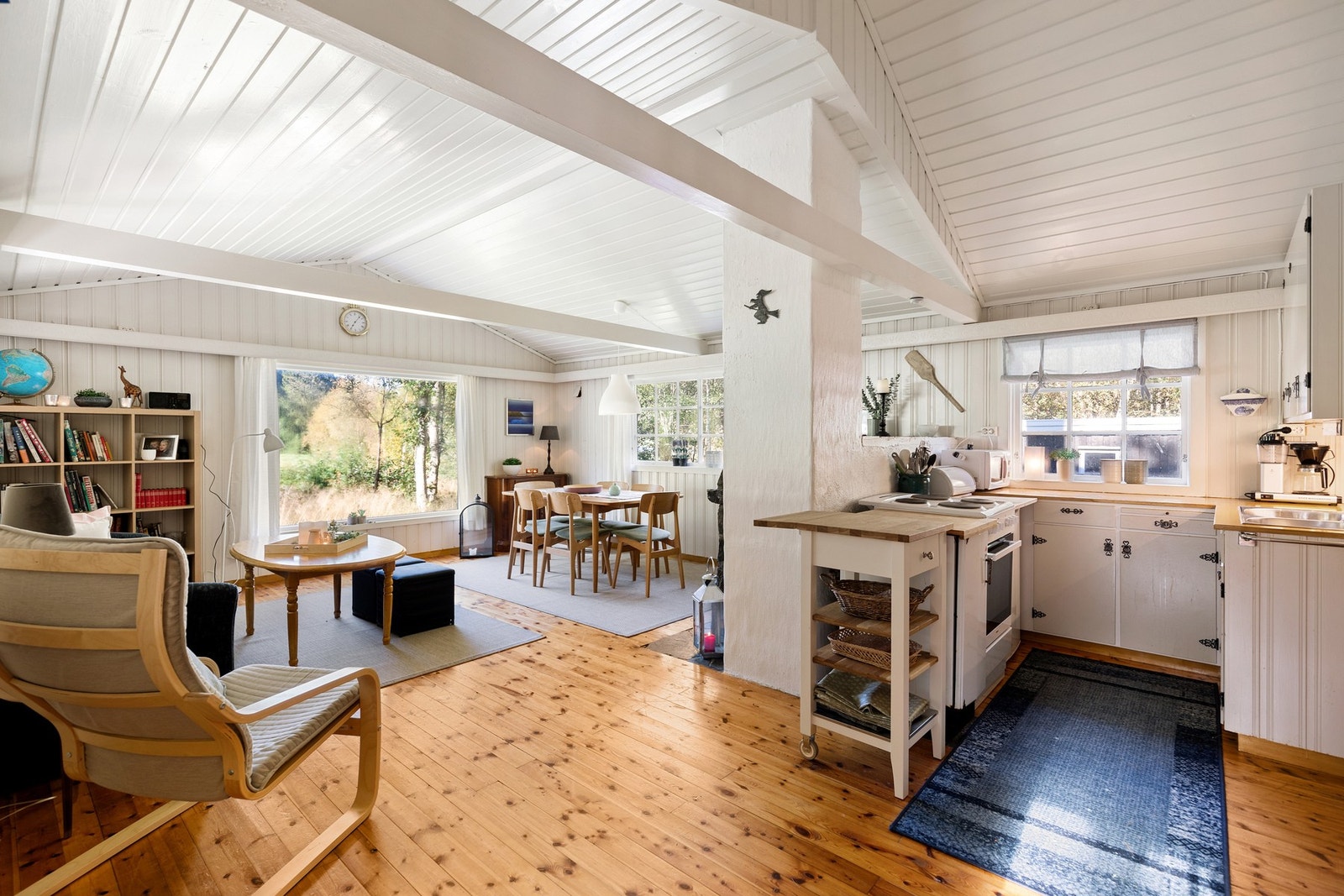 Åpen stue-/kjøkkenløsning med god takhøyde. Galleribilde