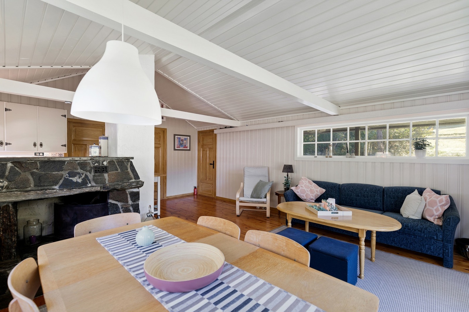 God plass til flere sittegrupper. Galleribilde