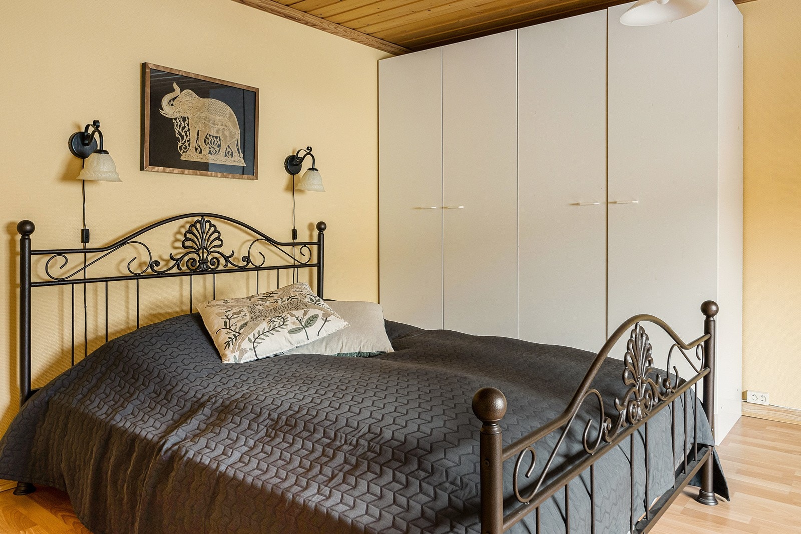 Ett av boligens tre soverom ligger på hovedplan. Galleribilde