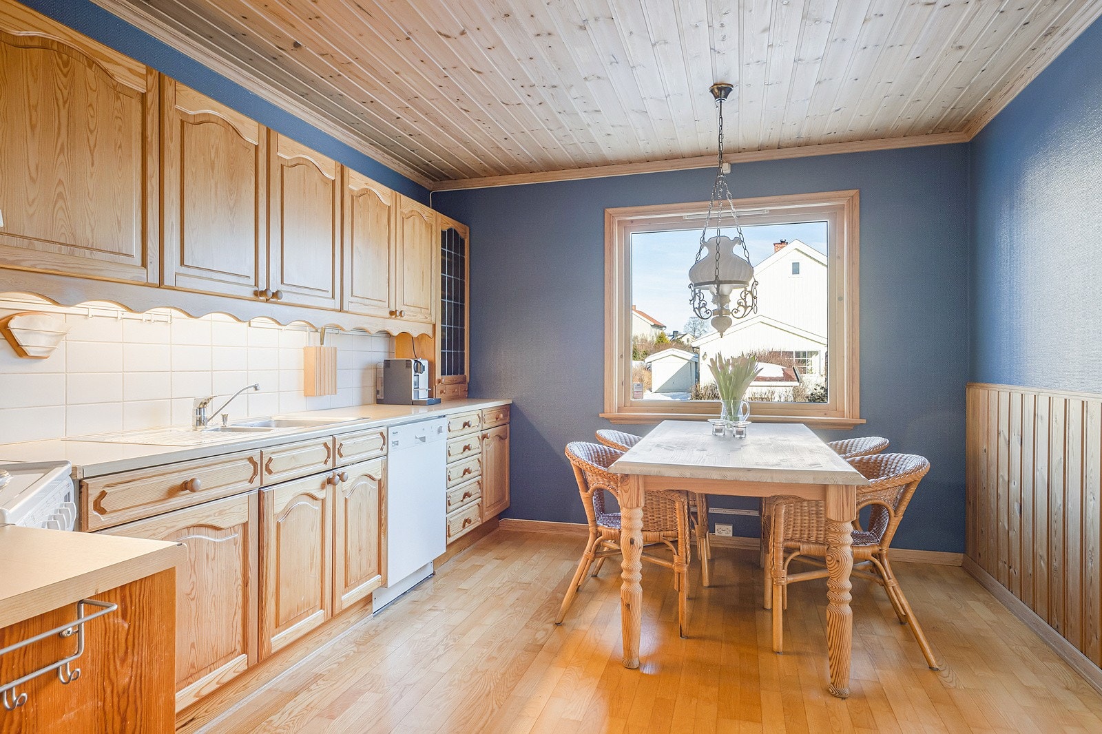 Kjøkkeninnredning med profilerte fronter og laminert benkeplate. Galleribilde