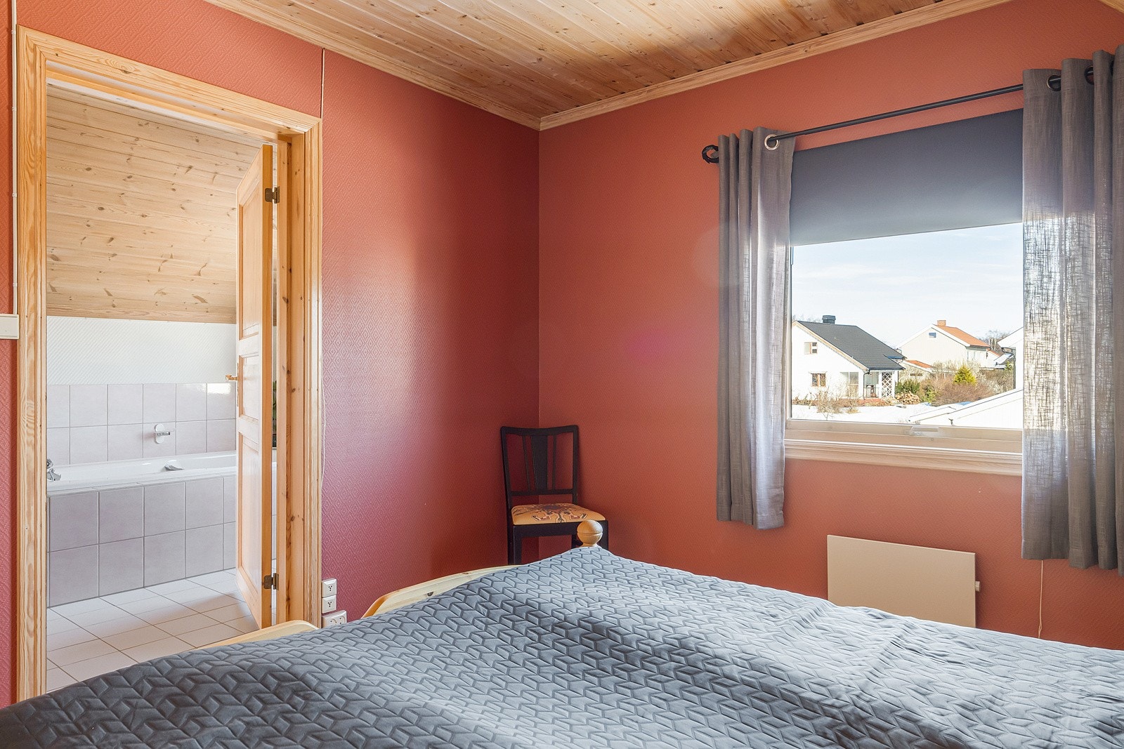 Det andre soverommet i 2.etasje ligger innenfor badet. Galleribilde