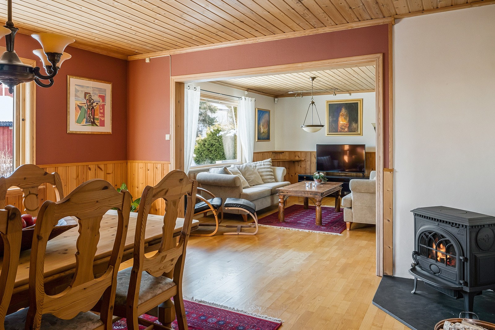 Vedfyring som er med på å skape en varm og lun atmosfære. Galleribilde