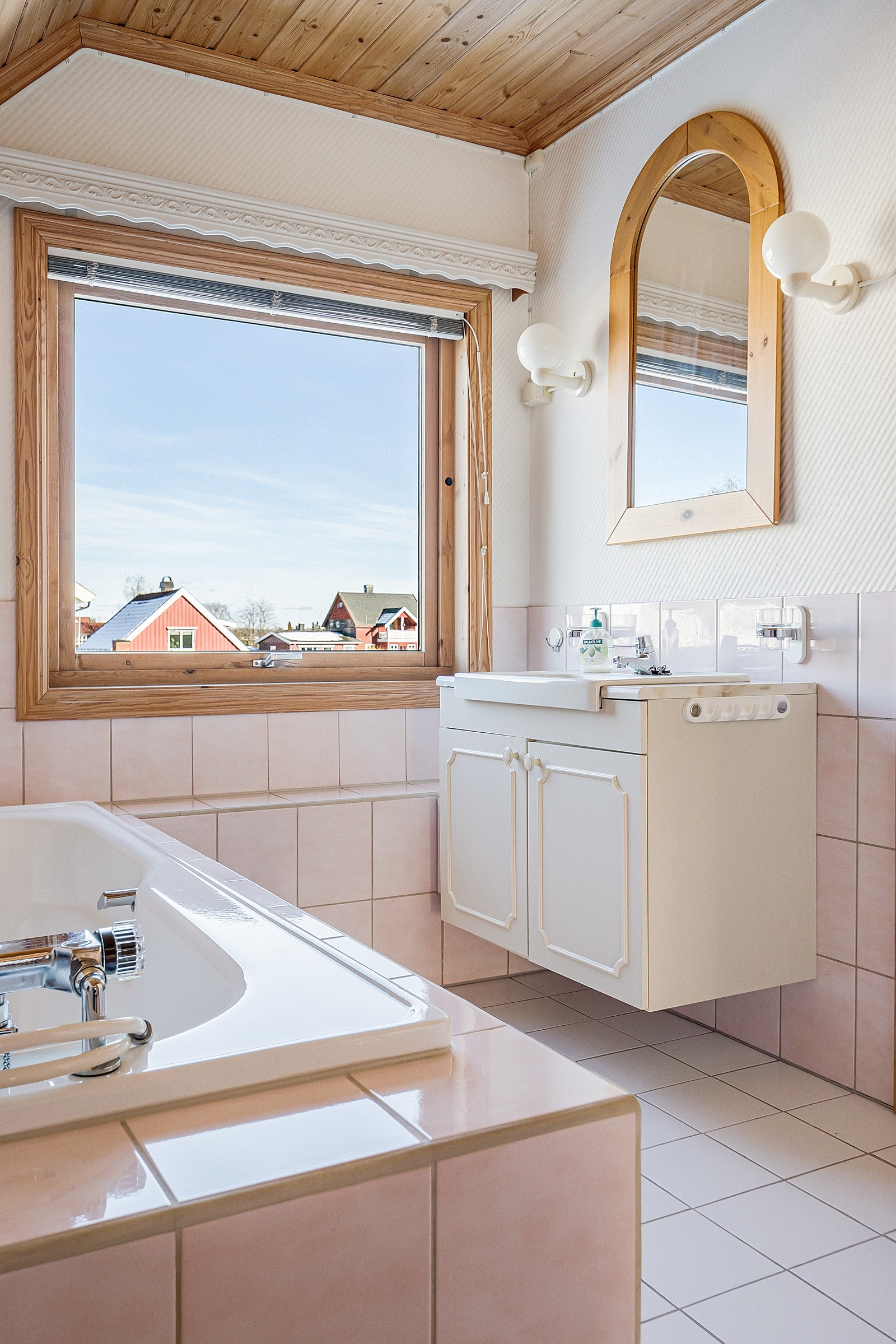 Det er fliser og strie på vegger, fliser på gulv og gulvvarme. Galleribilde