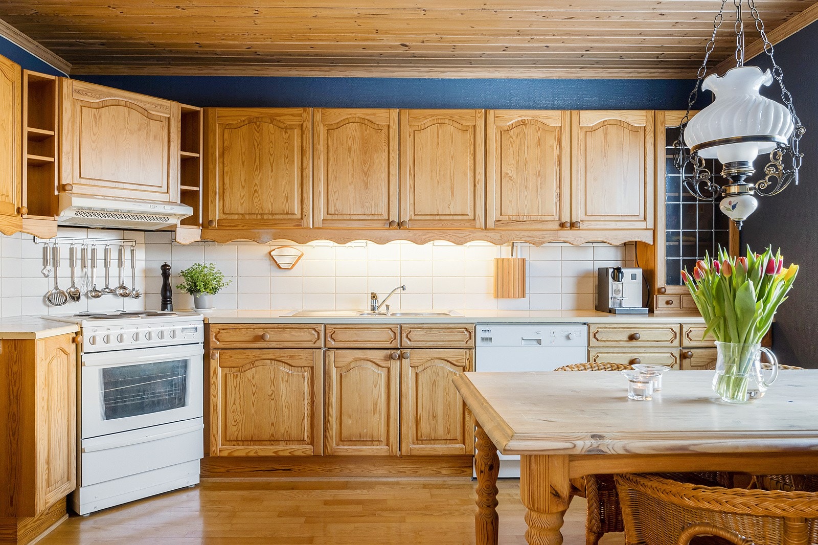 Det er god plass til spisebord på kjøkkenet. Galleribilde