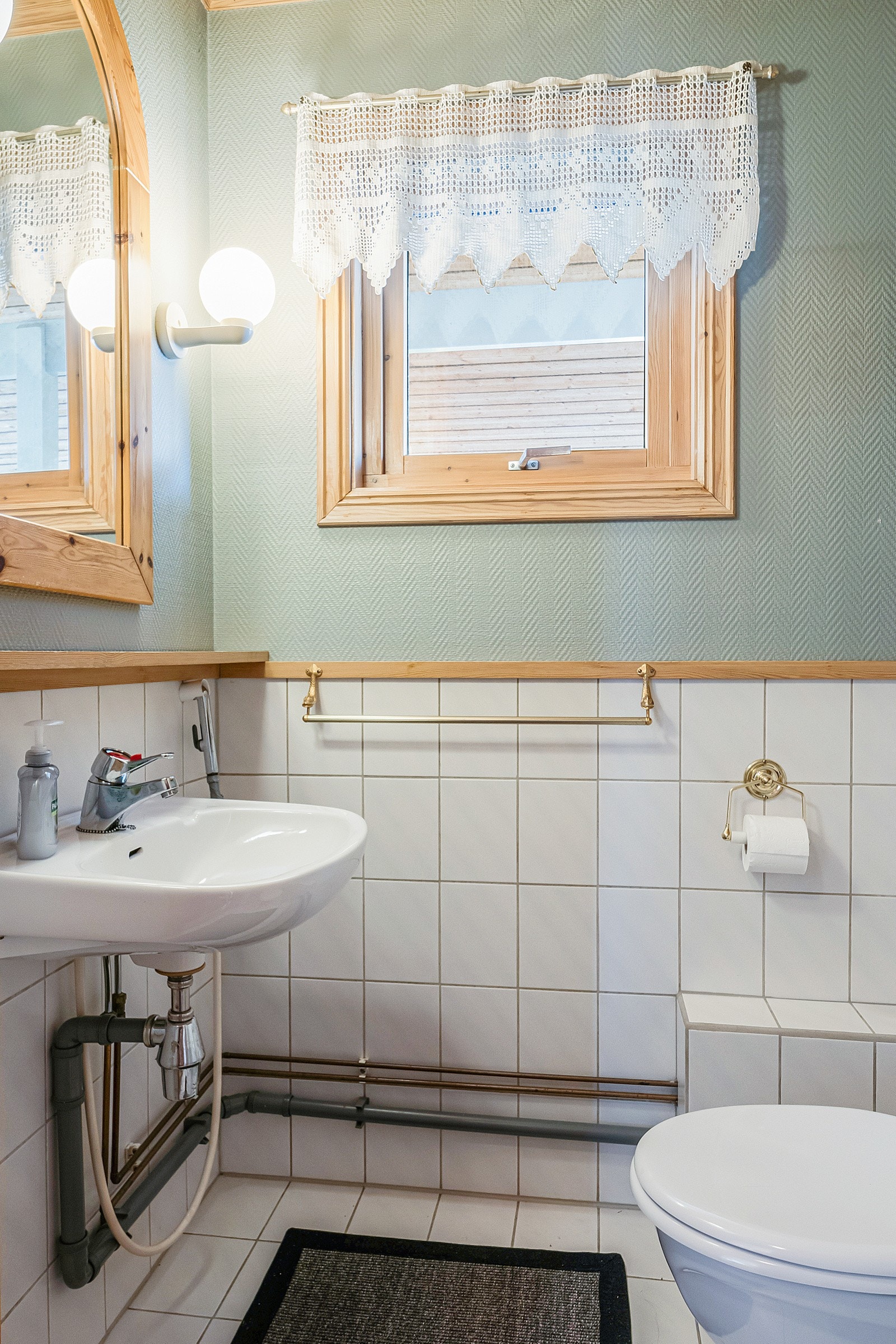 Praktisk med eget toalettrom på hovedplan. Galleribilde