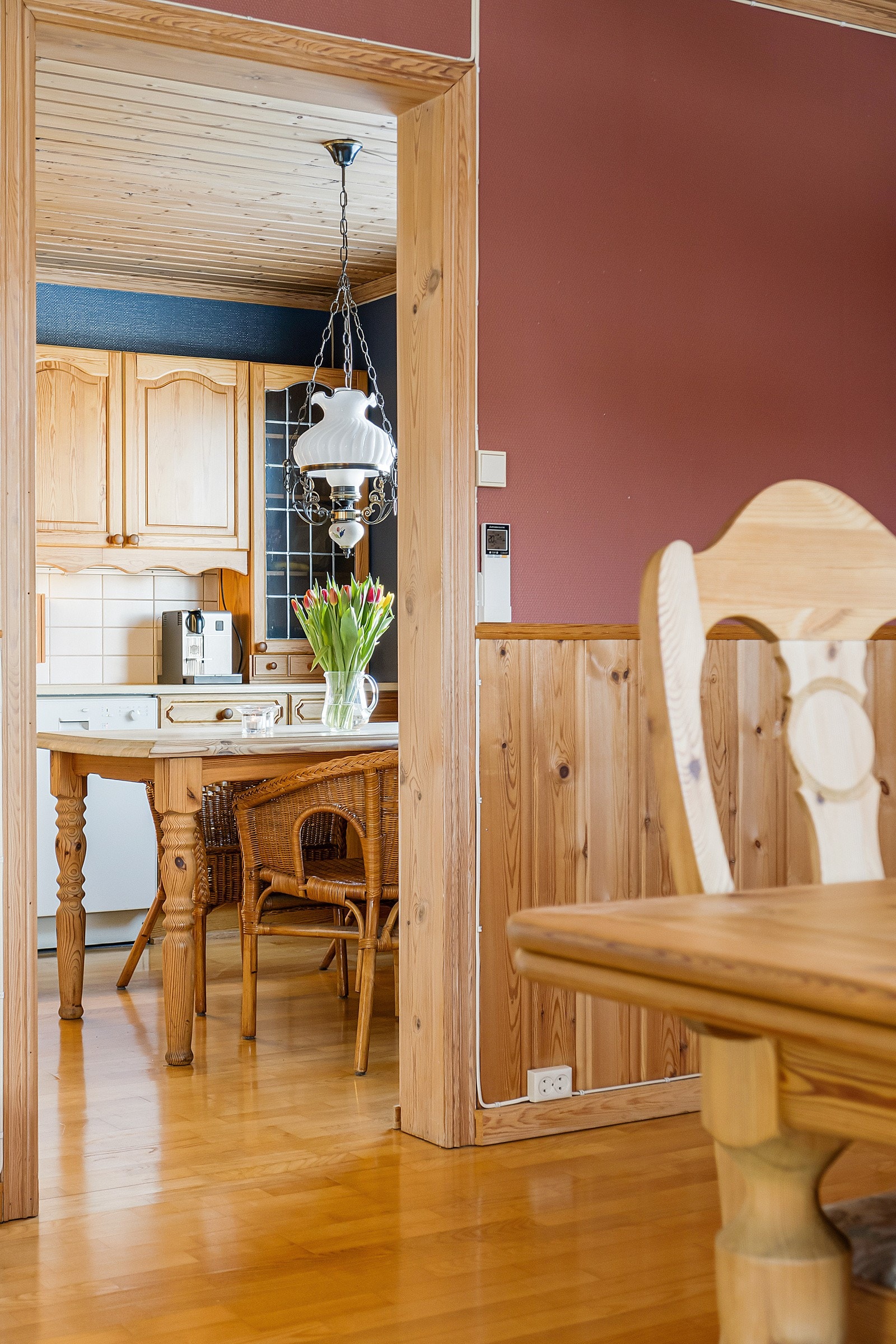 Spisestuen ligger praktisk plassert i tilknytning til kjøkkenet. Galleribilde