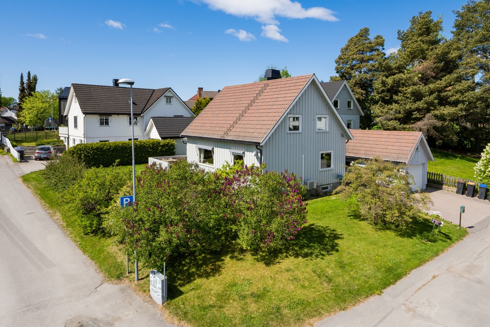 Eiendommen har fine uteområder og en flott hage. Galleribilde