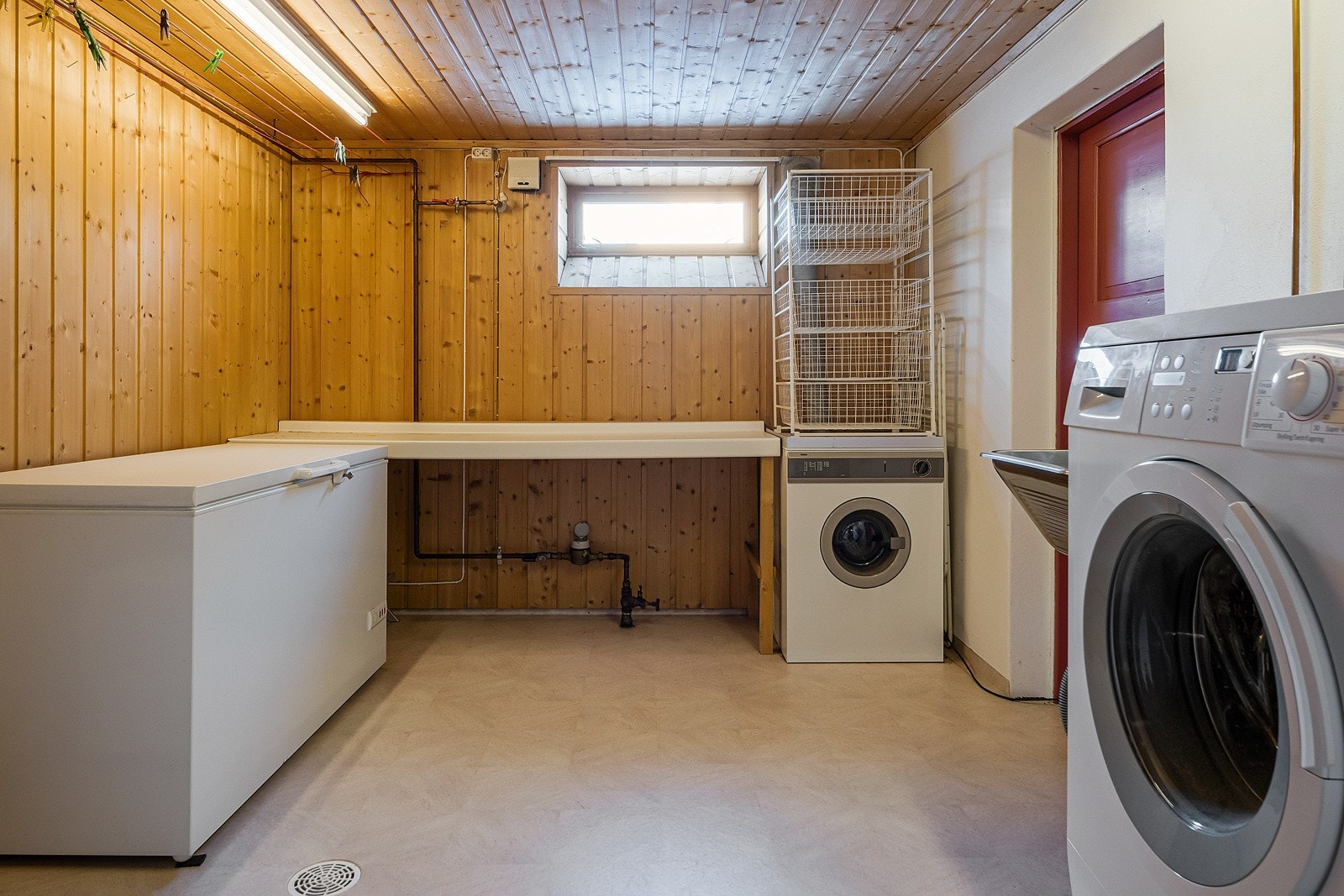 I kjelleren har du også vaskerom. I tillegg er det hobbyrom og boder. Galleribilde