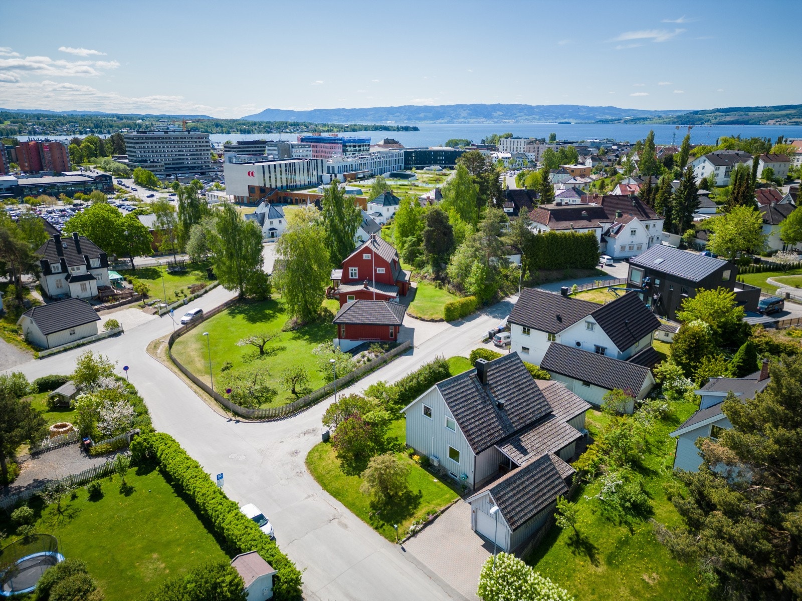 Eiendommen ligger på populære Rollsløkka med kort avstand til alle fasilliteter. Galleribilde
