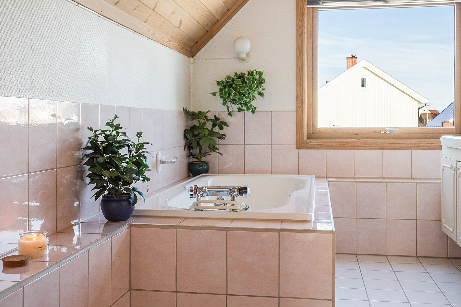 Badet har innbygget badekar og dusjkabinett. Galleribilde