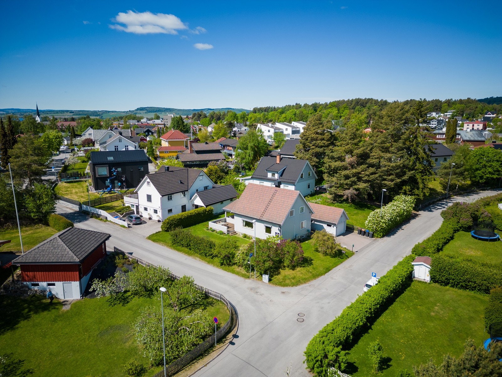 Barnevennlig med kort avstand til barnehage og skoler. Flotte turområder i nærområdet! Galleribilde