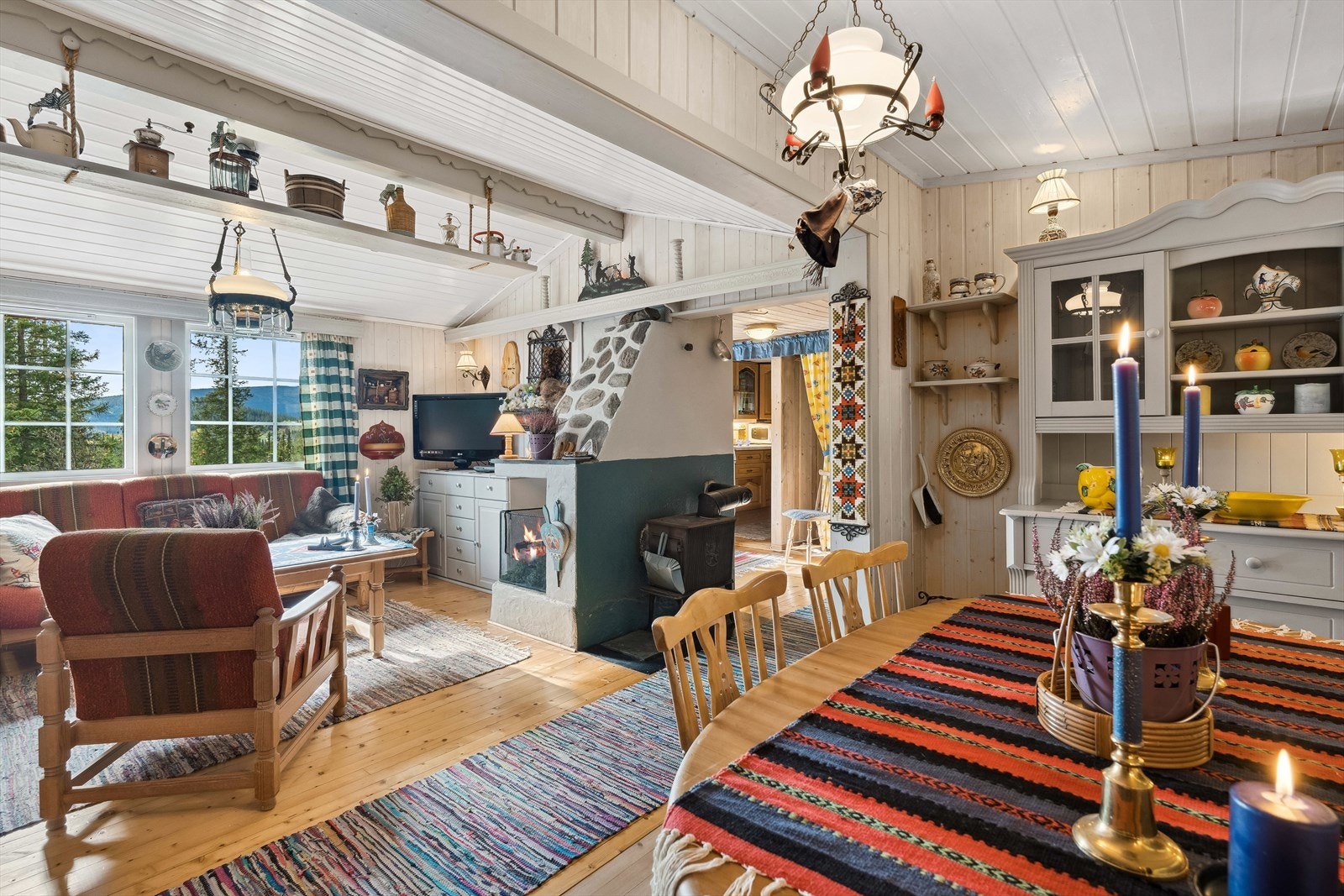 Åpen, plassmurt peis i stuen gir ekstra varme på kalde høstdager. Galleribilde