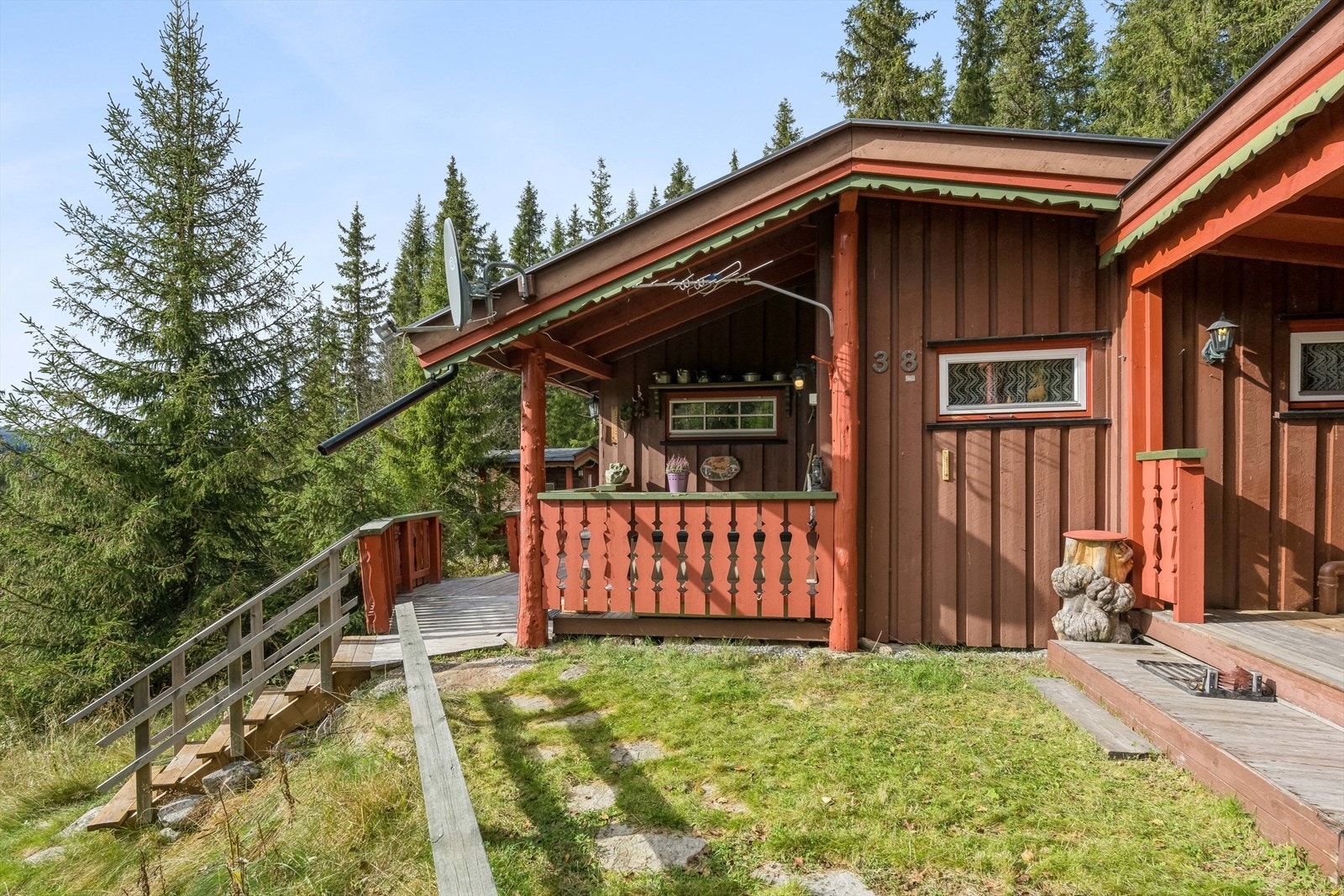 Fra hytta er det kort vei til flotte stier mellom setergrender i flott turterreng. På sommerstid tar det ca. 10 min med bil opp stølsveien til Olevann. Galleribilde