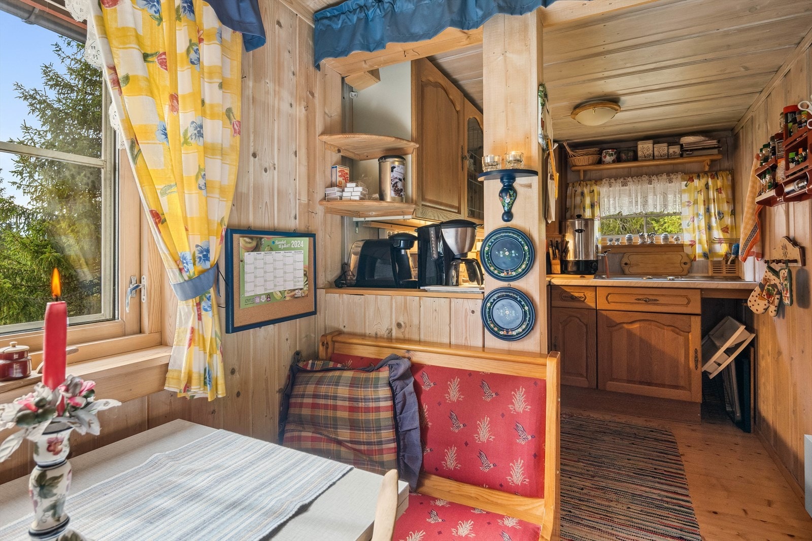 I tilknytning med kjøkkenet er det også et lite spisebord. Galleribilde