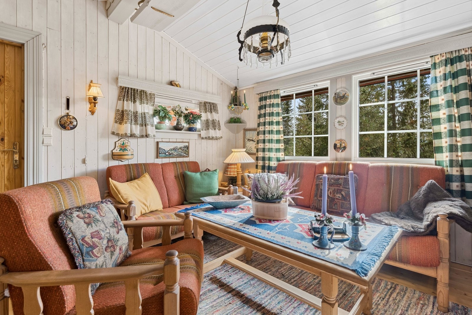 Lys og hyggelig stue med god takhøyde og store vindusflater. Her får du den gode hyttefølelsen! Galleribilde