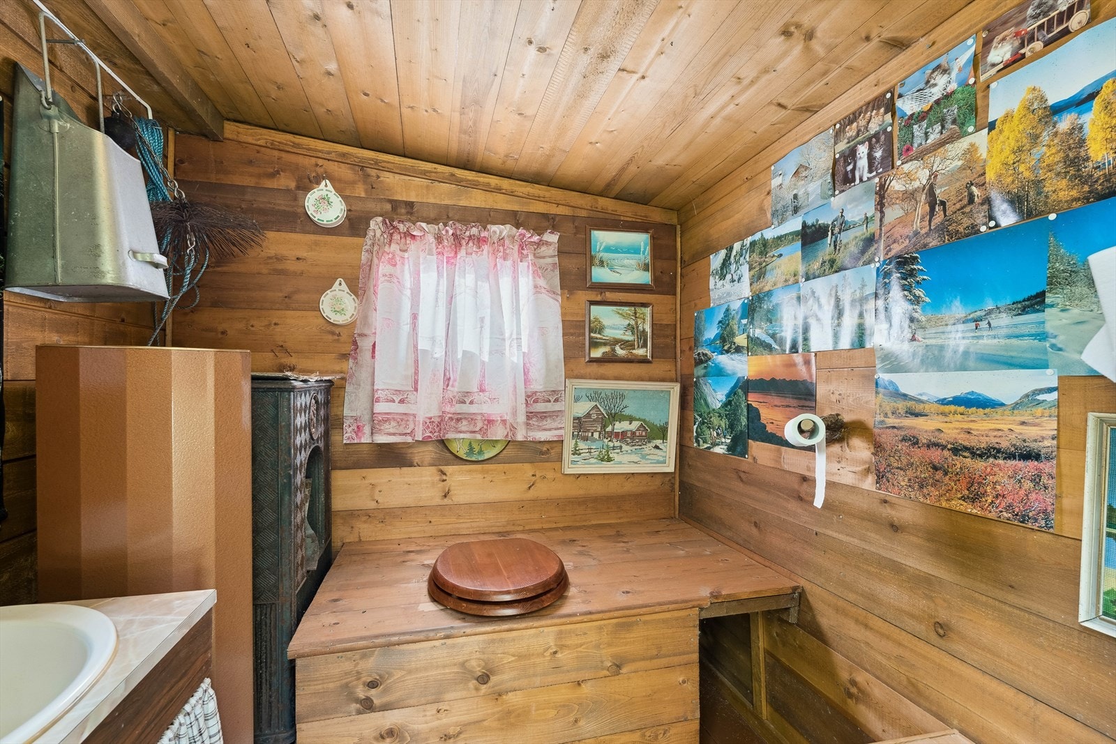 Utedo i uthus. Galleribilde