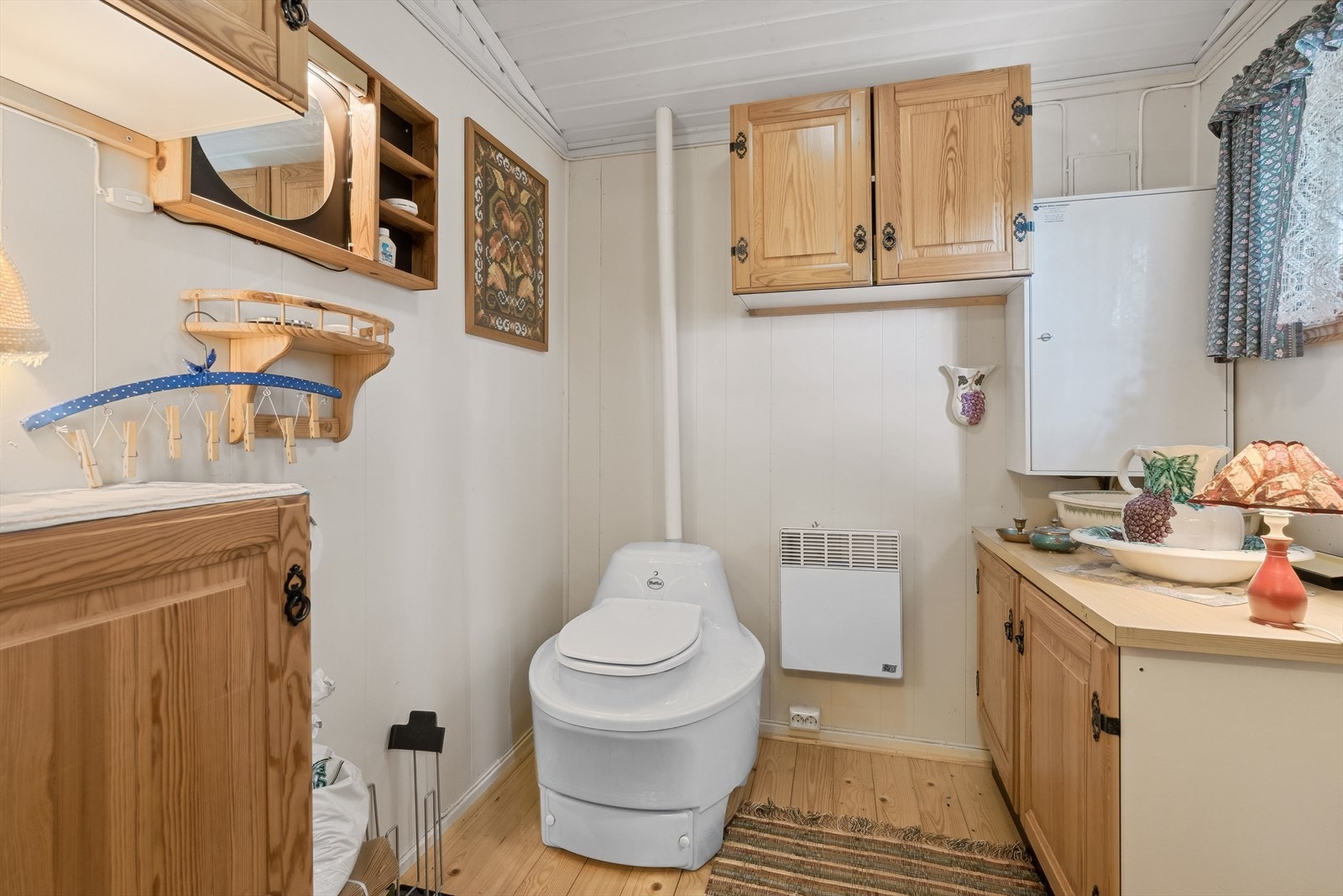 Toalettrom med bio-toalett med avtrekksvifte. Toalettløsningen ble montert i 2010. Galleribilde