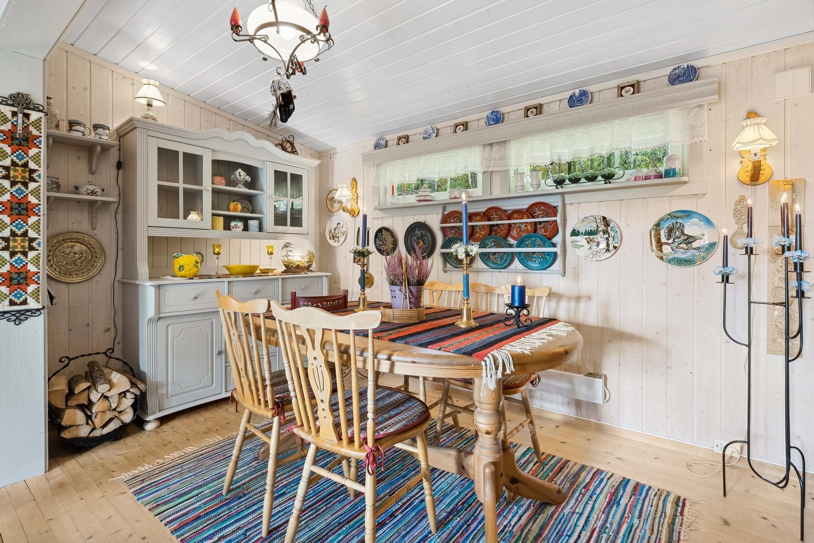 Hyggelig spisestue hvor familien kan samles til et godt måltid. Galleribilde