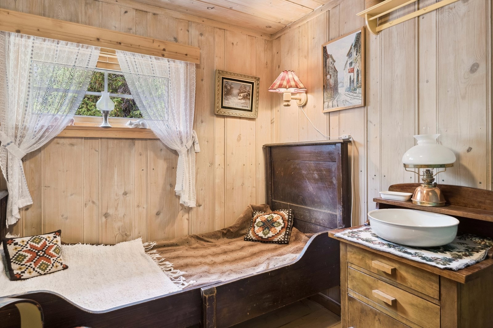 Soverom 1 innredet med enkeltseng. Galleribilde