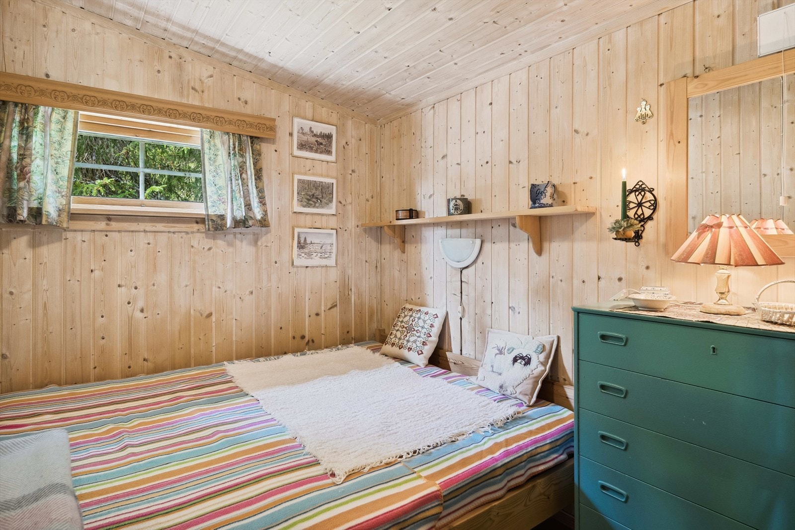 Soverom 2 med plassbygd dobbeltseng. Galleribilde