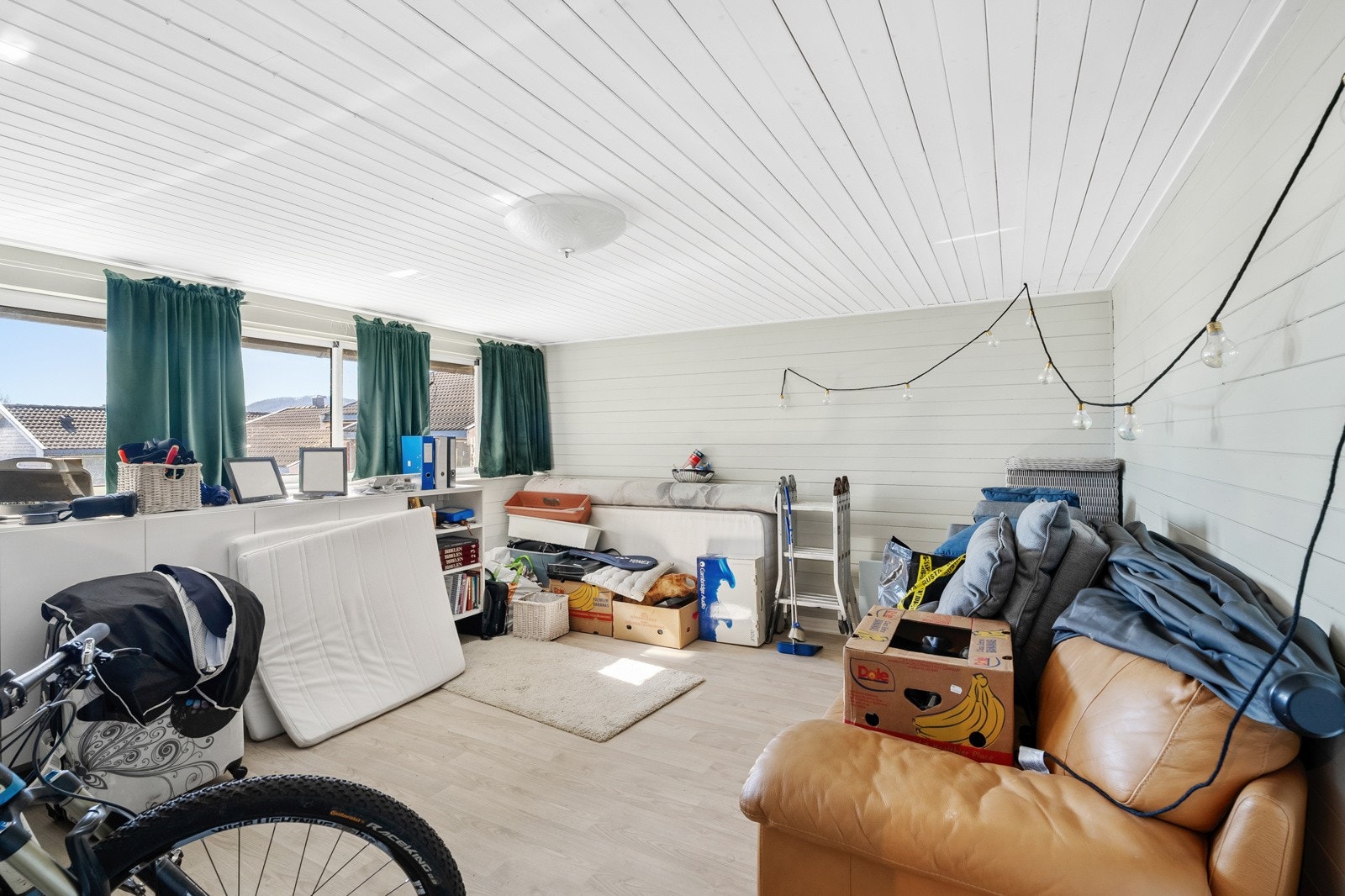 Leiligheten disponerer også bod/arbeidsrom en halv etasje ned fra leilighetsplanet. Rommet er ikke godkjent for varig opphold. Galleribilde