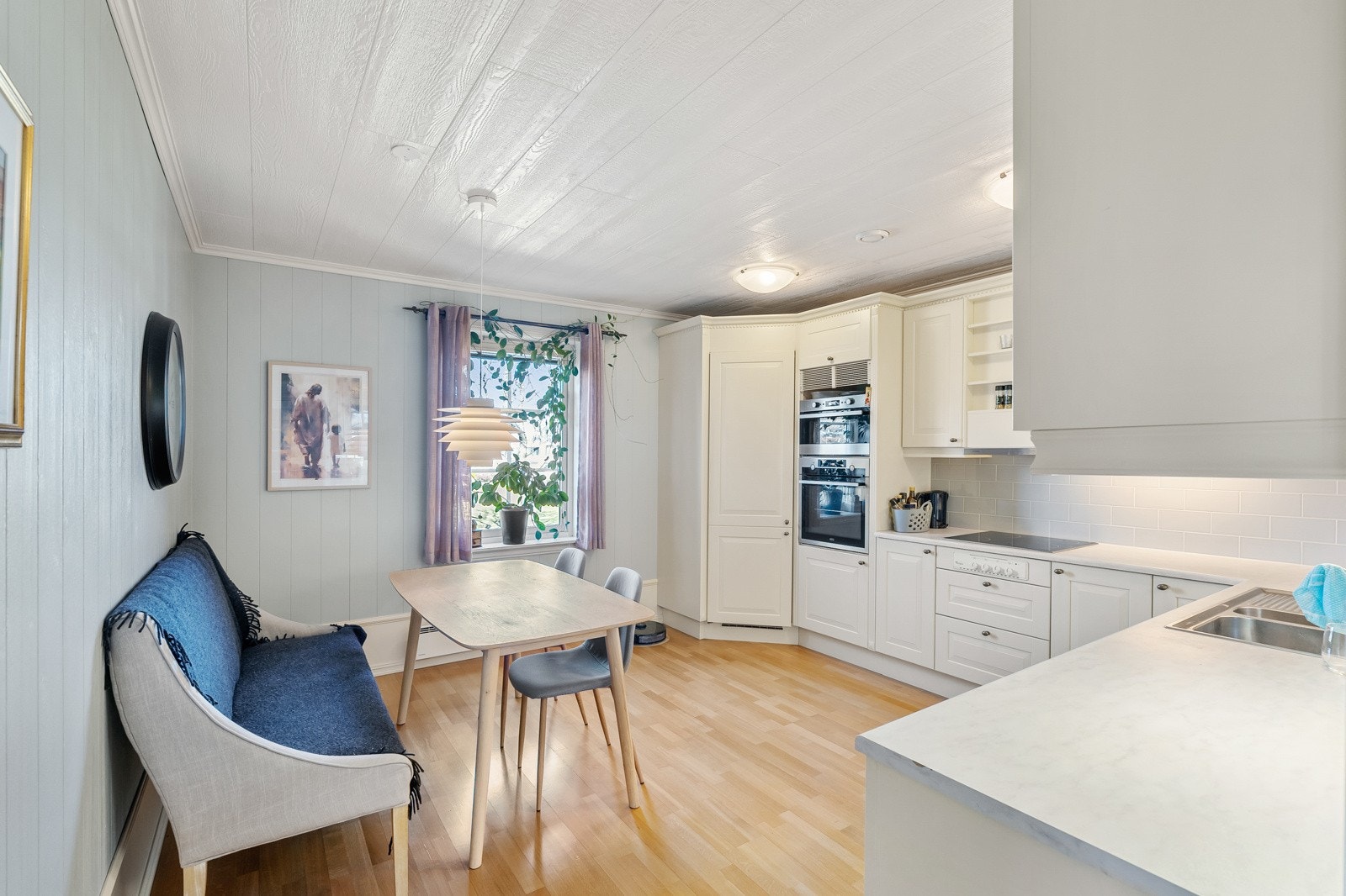 Det er plass til spisebord inne på kjøkkenet. Galleribilde