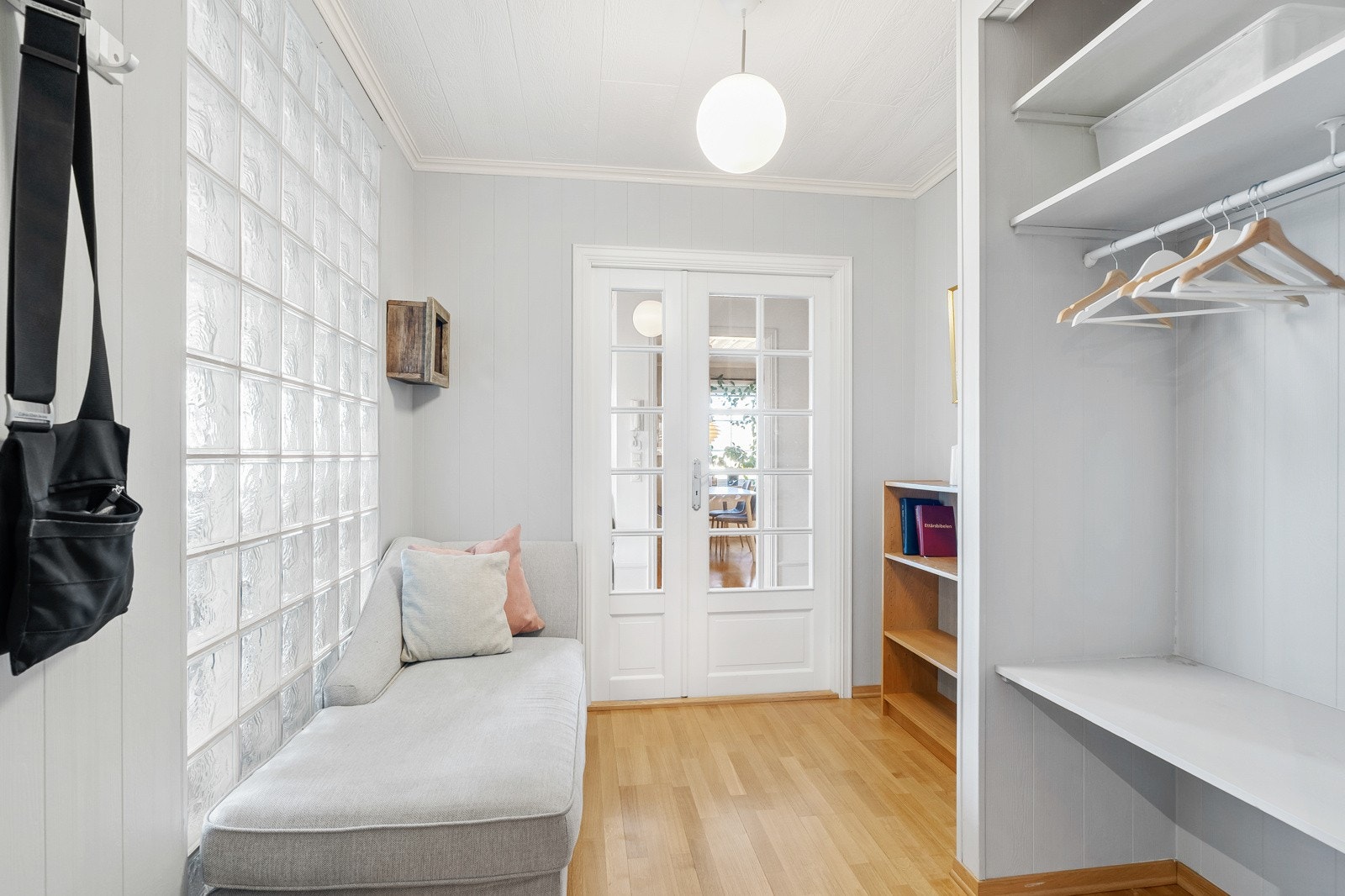 Lys entré/gang med plassbygd garderobeskap. Galleribilde