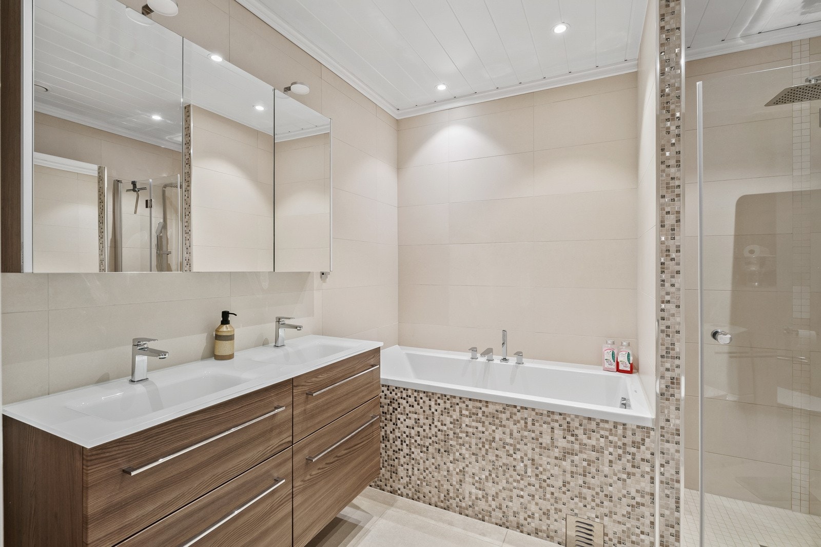 Lekkert bad oppusset av firma i 2017, med flislagte overflater, gulvvarme, downlights og balansert ventilasjon. Galleribilde