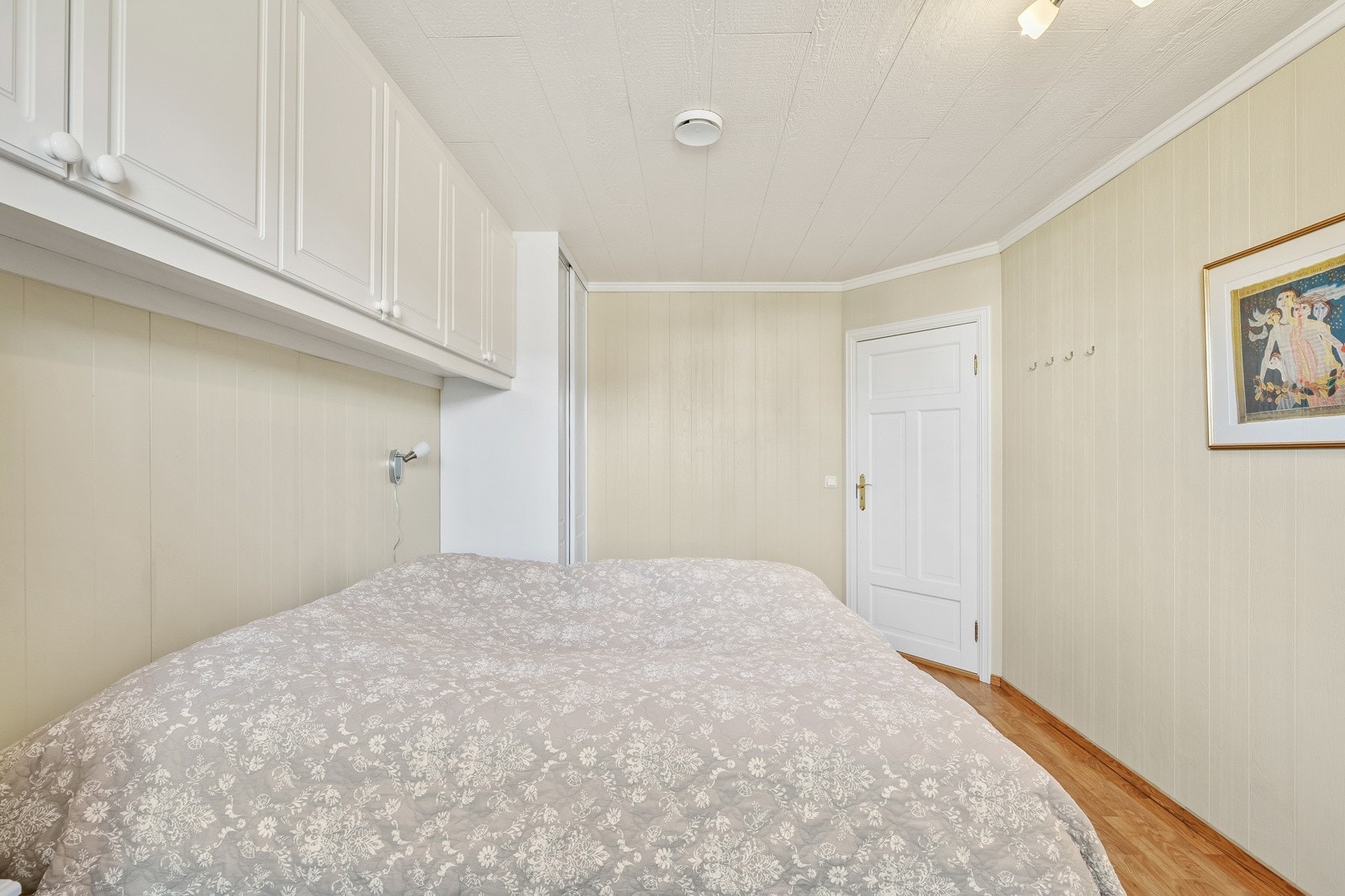 Her er det skap over sengen og hele tre skyvedørsgarderober. Galleribilde