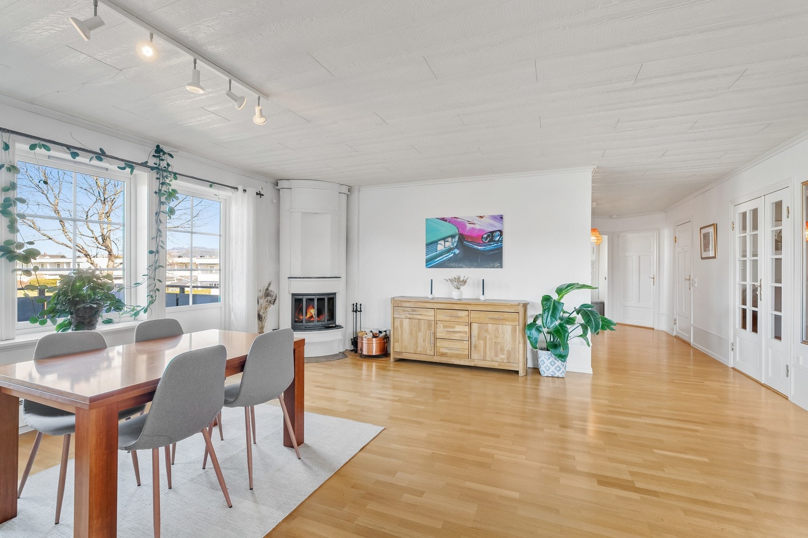 Stor, lys og hyggelig stue/spisestue med peisovn og utgang til balkong. Galleribilde