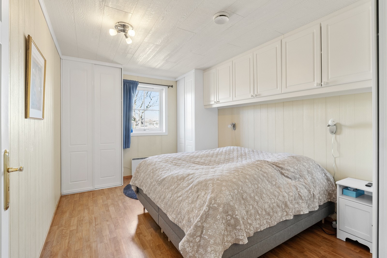 Romslig hovedsoverom med praktisk oppbevaringsløsning. Galleribilde