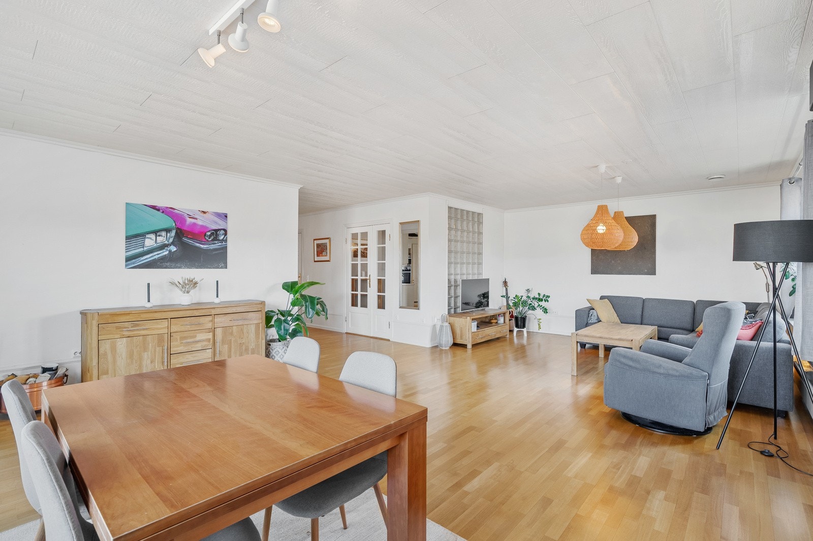 Stuen har naturlige soner for sofakrok og spiseplass med mulighet for langbord. Galleribilde