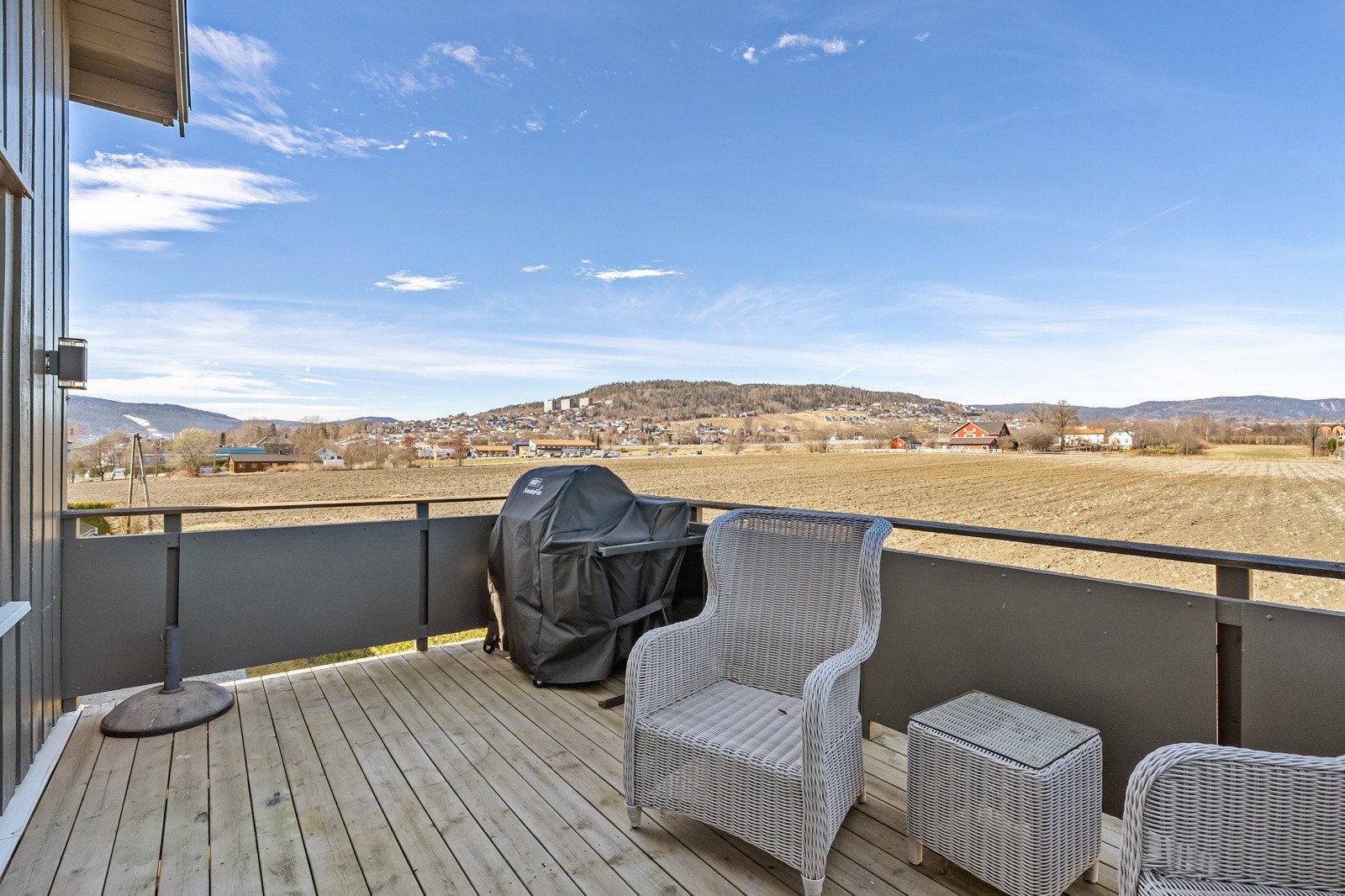 Leiligheten ligger i 2.etg. og har bla. to balkonger med flott utsikt, carport og kjellerbod. Galleribilde