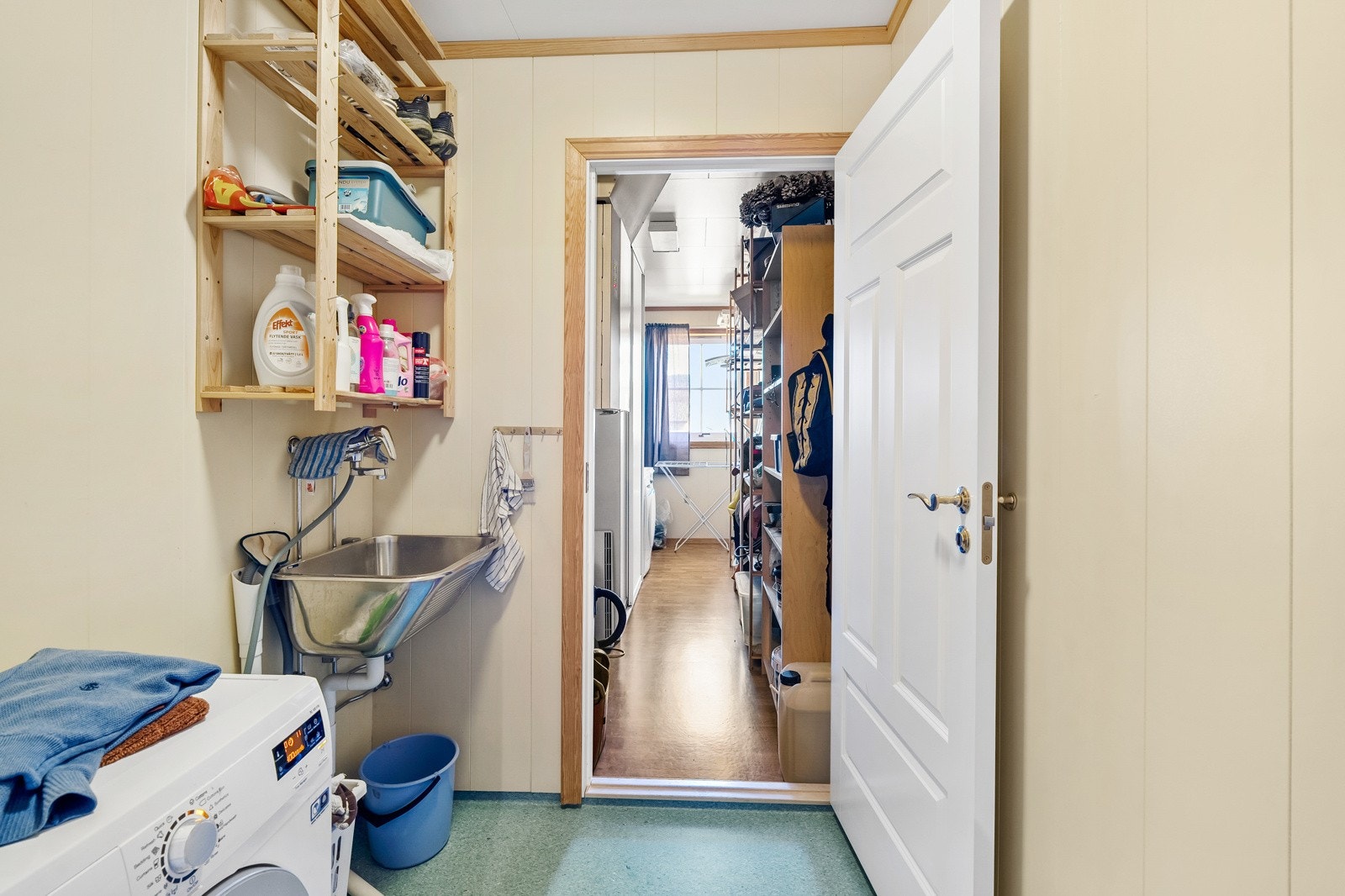 Fra felles trappegang utenfor inngangsdøren er det adkomst til vaskerom og bod. Galleribilde