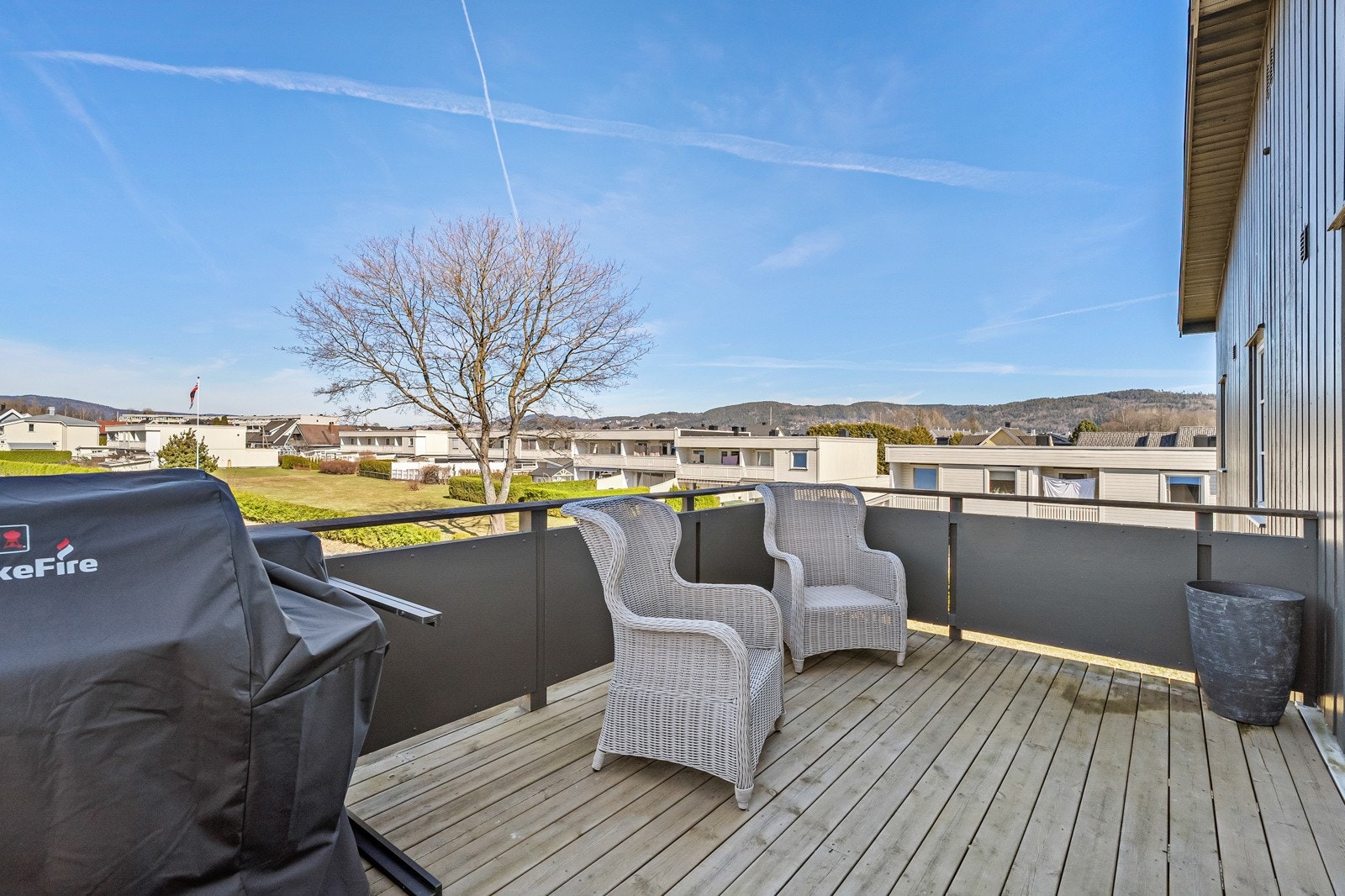 Balkongene er på til sammen 20 kvm, og har flott utsikt uten innsyn. Galleribilde