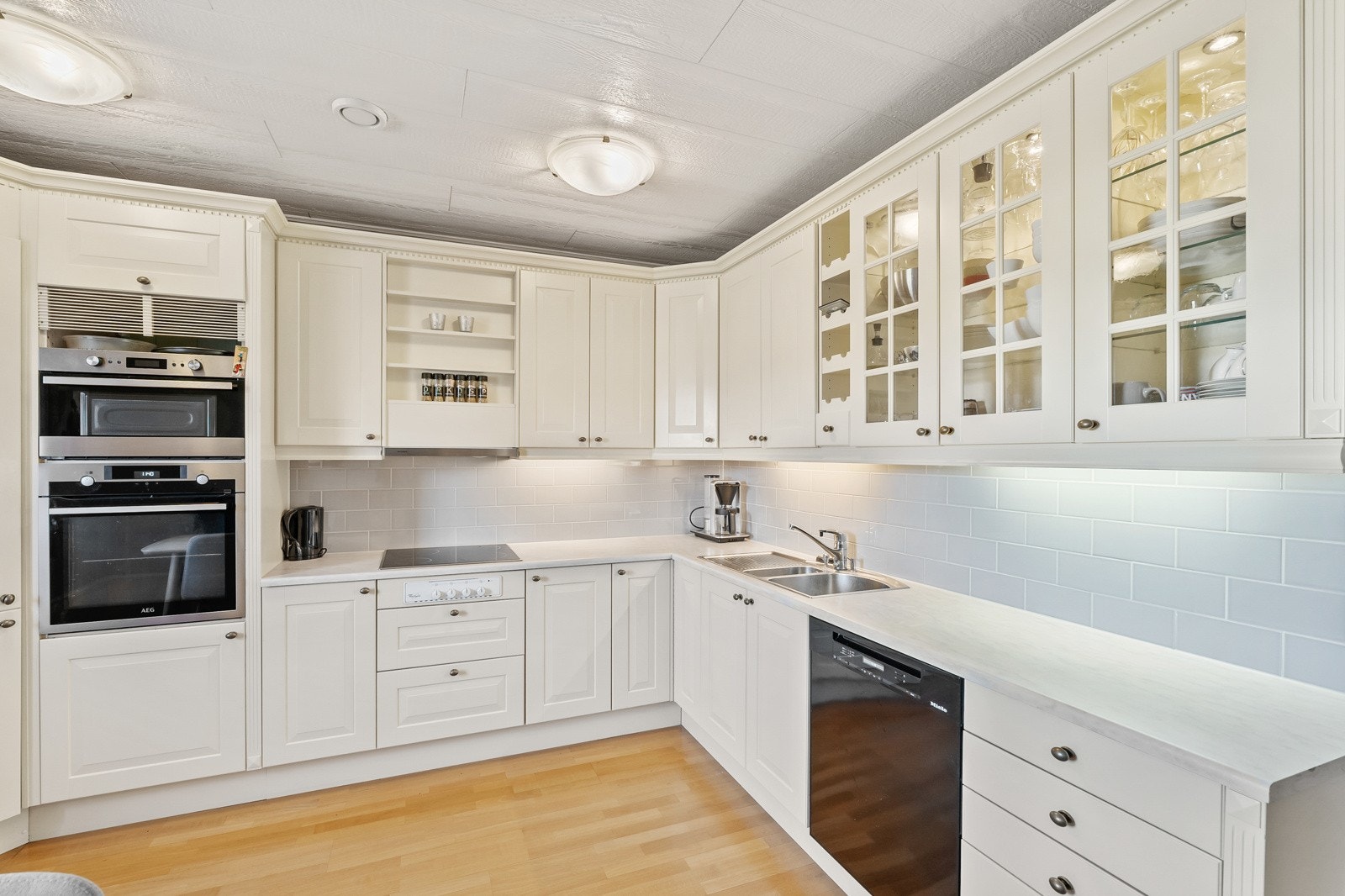 Hyggelig spisekjøkken med vinklet innredning og god plass til oppbevaring. Galleribilde