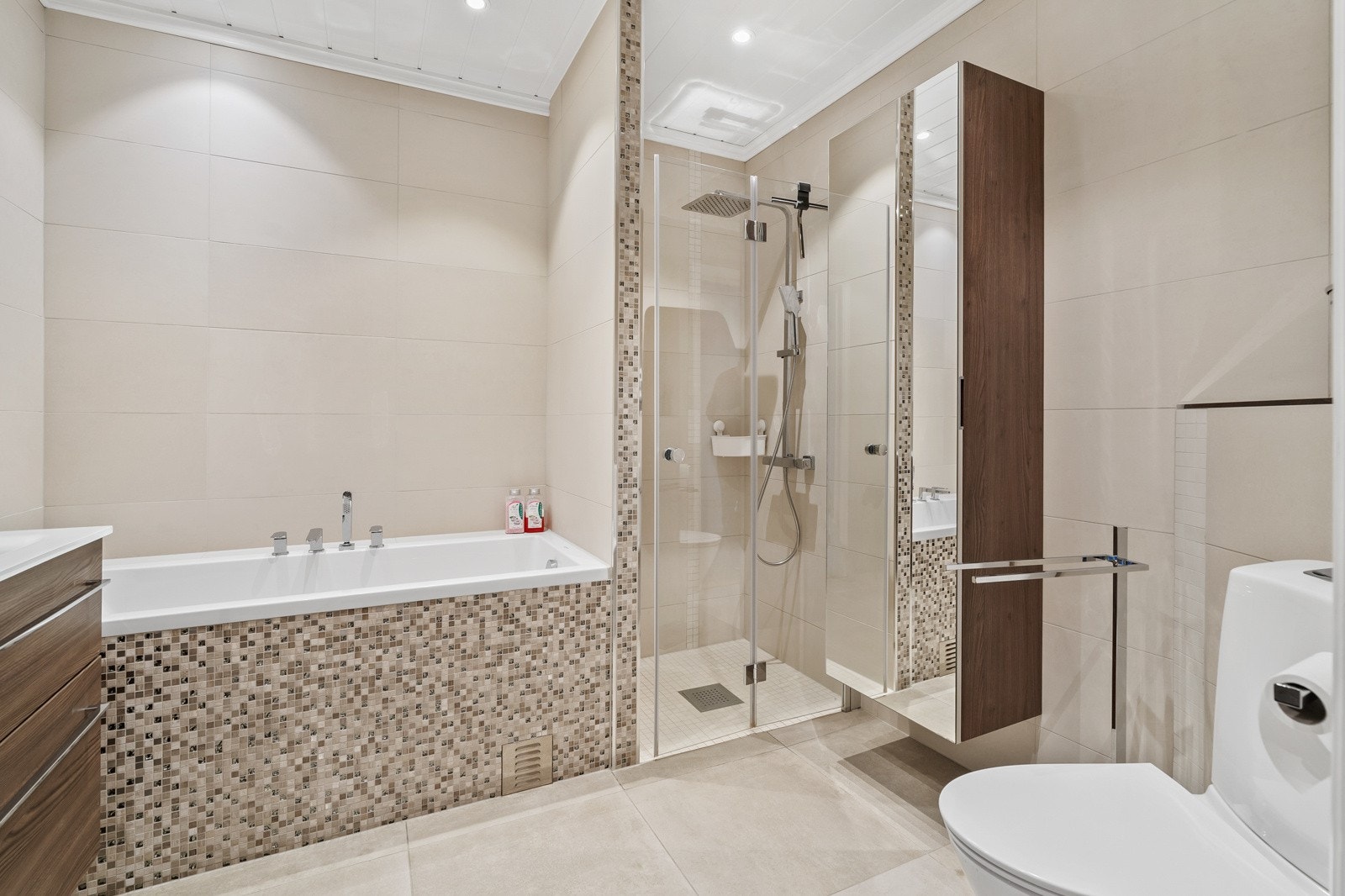 Badet har god oppbevaringsplass, og både badekar og dusjsone. Galleribilde