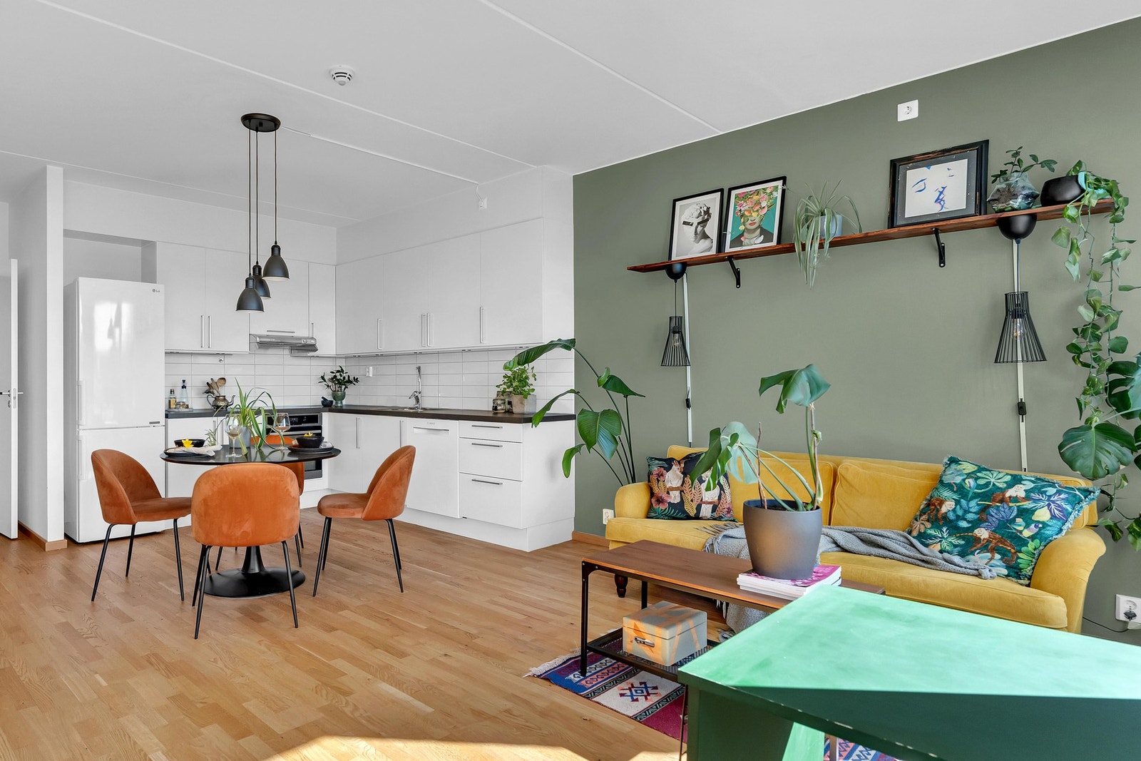 Stuen har en åpen løsning til kjøkkenet som gjør rommet til et hyggelig og sosialt oppholdsrom. Galleribilde