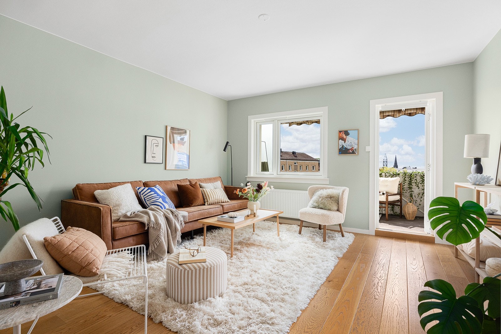 Stue med god plass til stor sofagruppe. Galleribilde