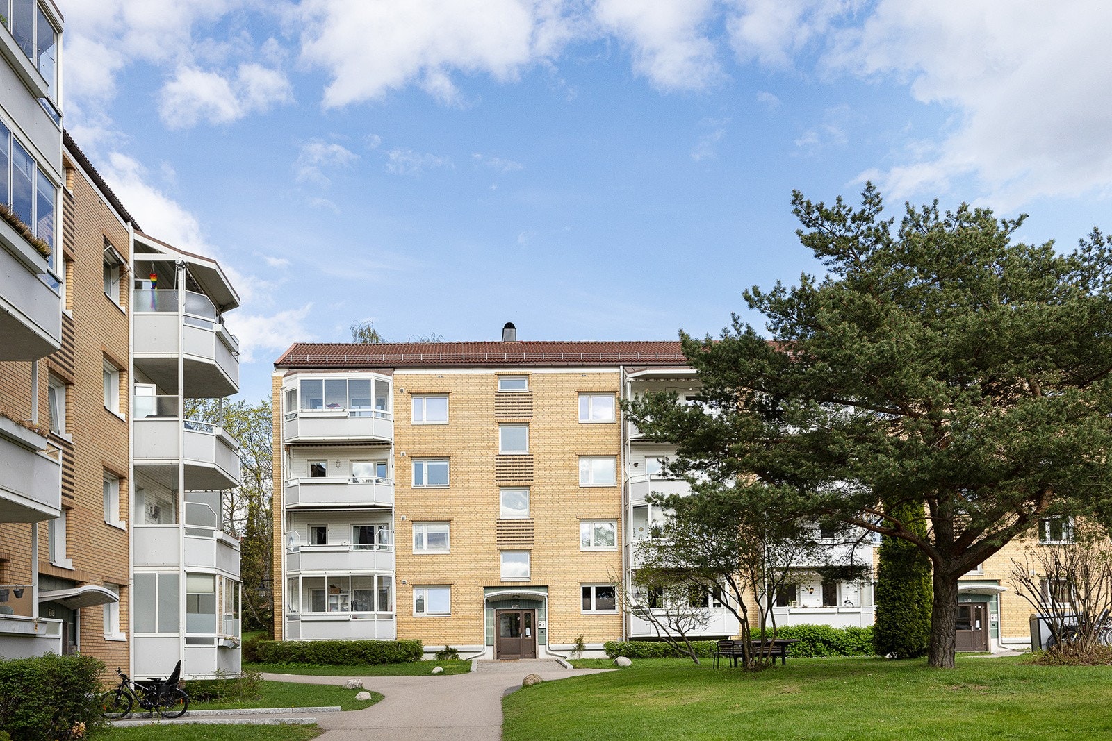 Fasade. Gjennomgående leilighet med meget god intern beliggenhet i toppetasje. Galleribilde