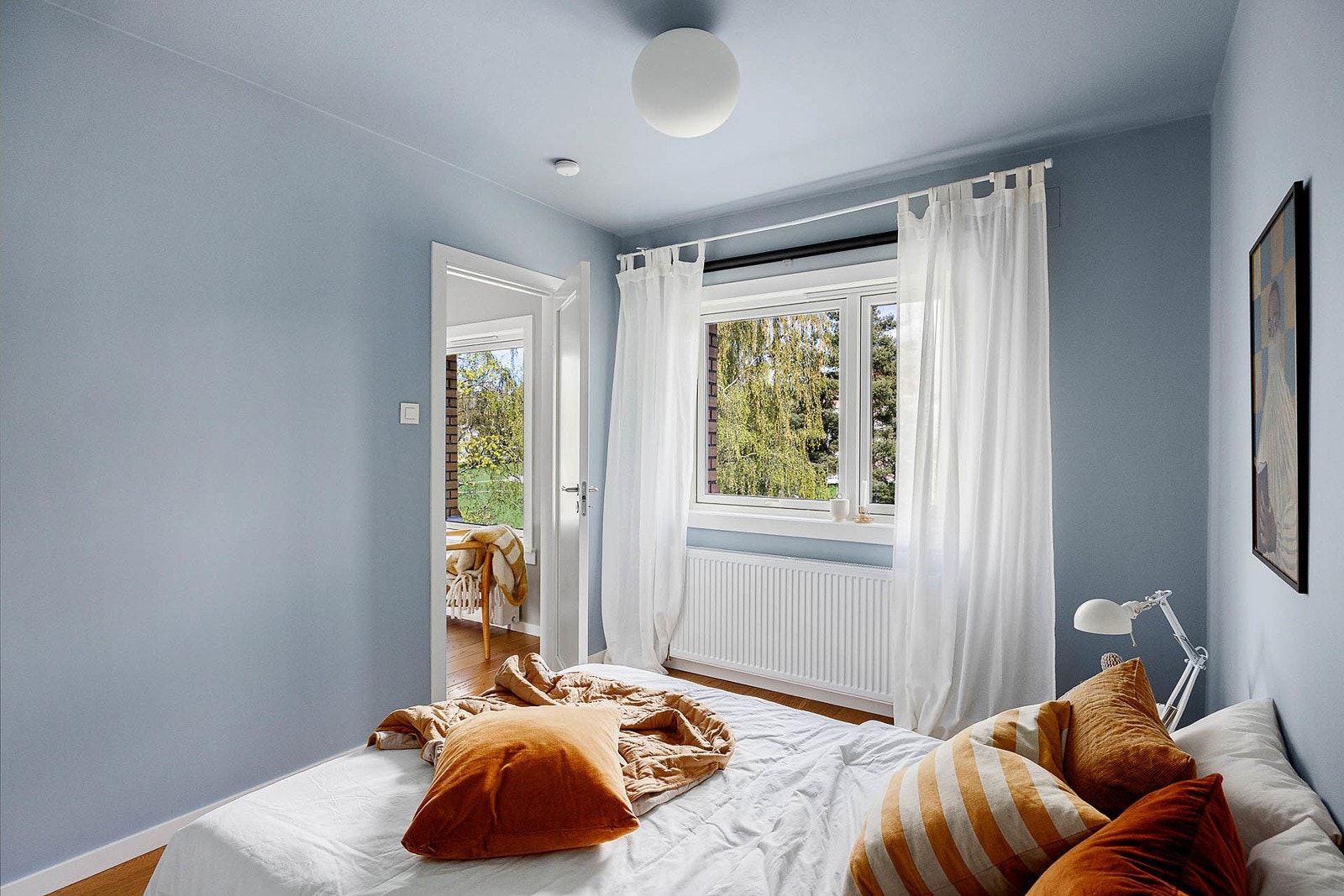 Soverom 1 med god plass til dobbeltseng. Galleribilde