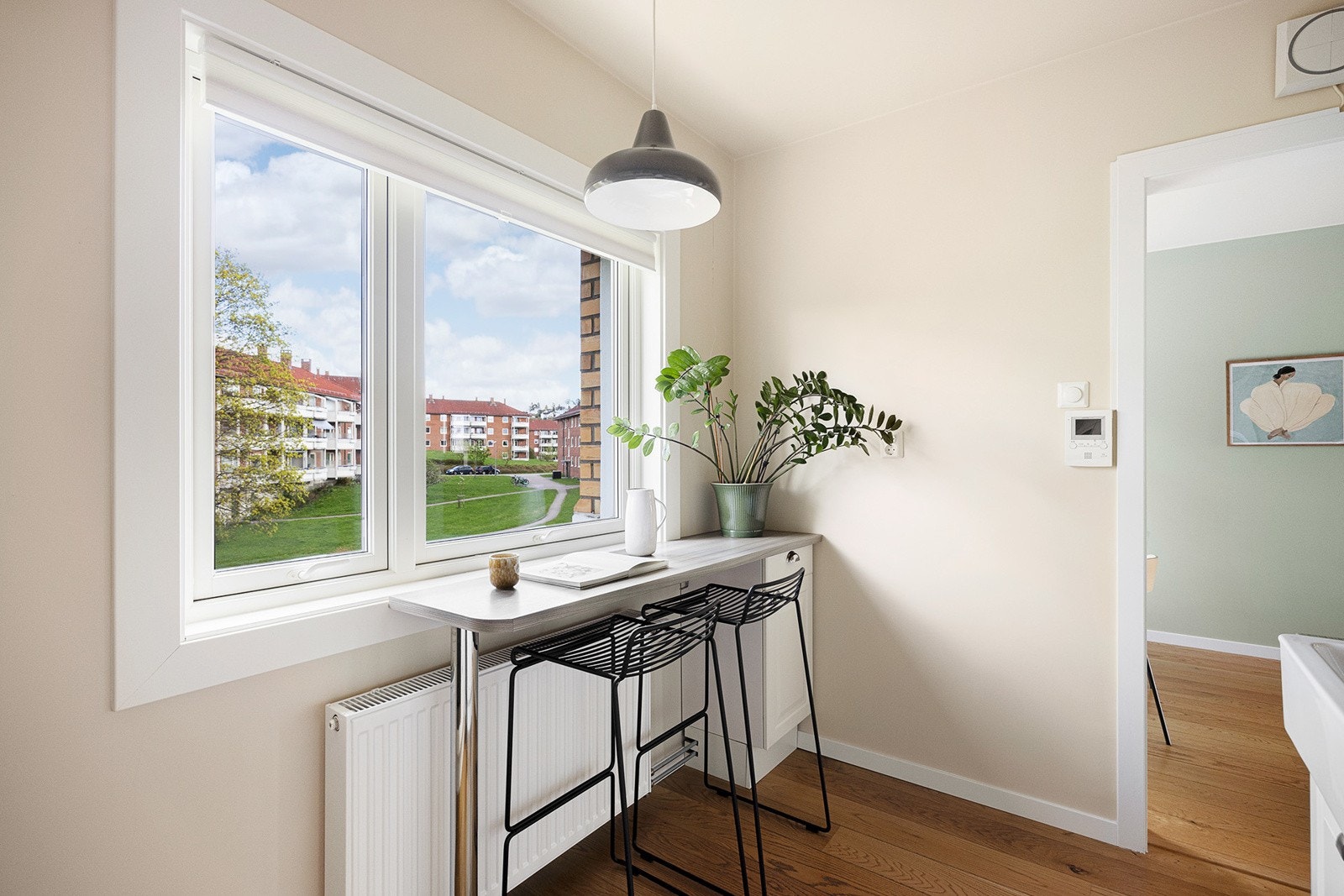 Barløsning med spiseplass foran kjøkkenvindu med flott utsikt over store fine grøntområder. Galleribilde