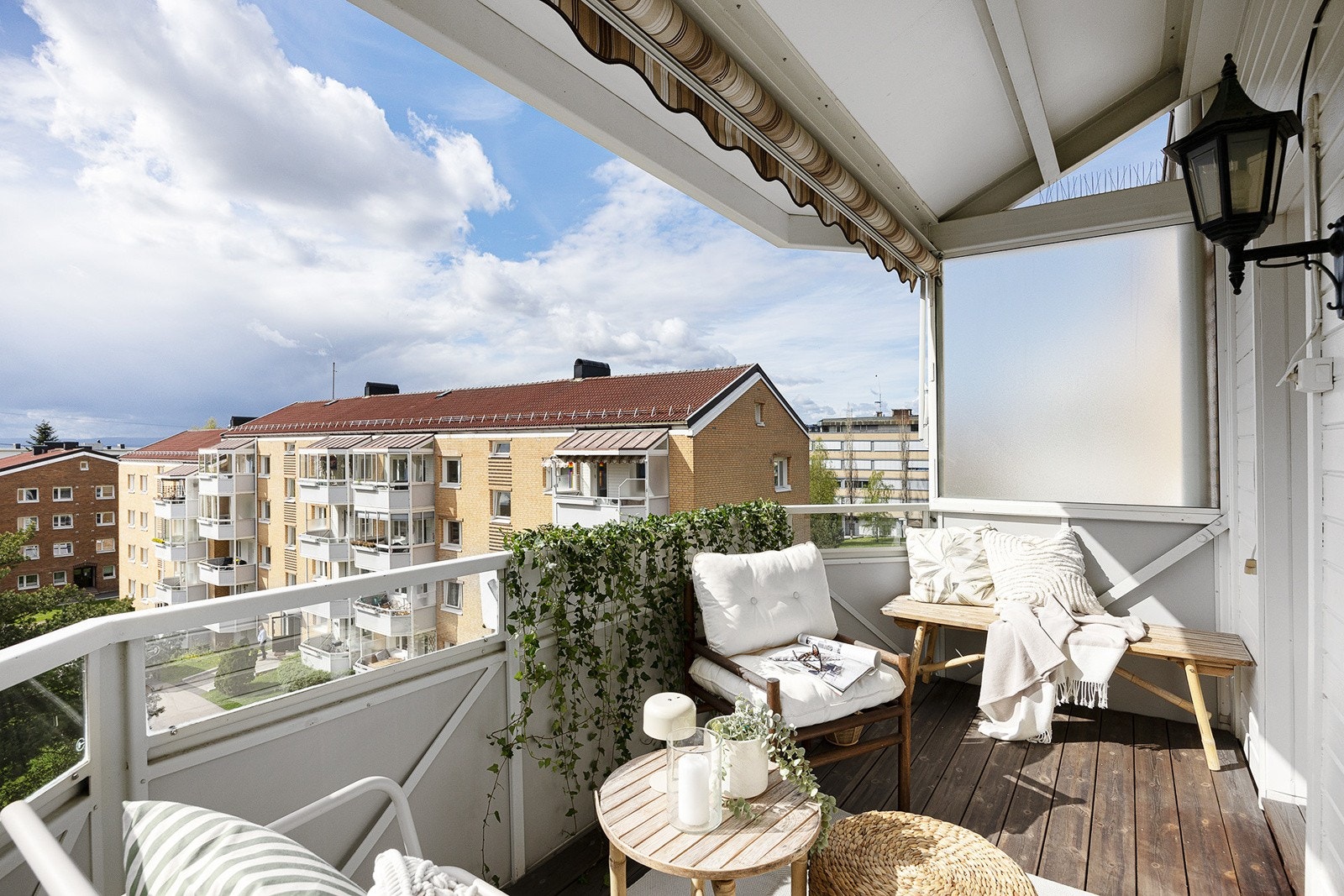 Sydvest-vendt balkong på ca 7 kvm med meget gode solforhold (til ca kl 21:30 om sommeren). Galleribilde