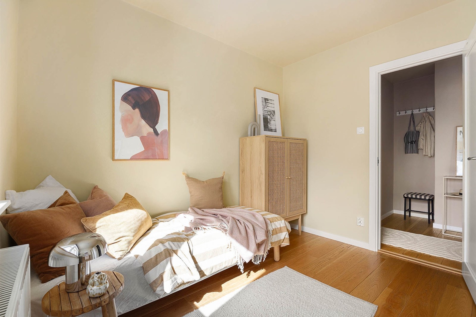 Soverom 2 med garderobeskap. Galleribilde