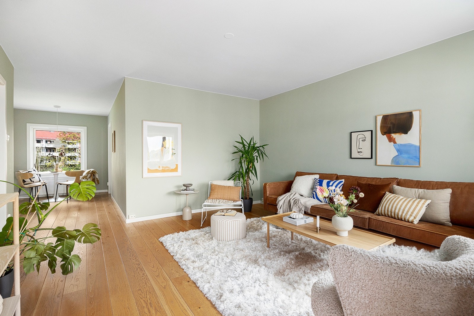 Leiligheten er gjennomgående med mye naturlig lys. Galleribilde