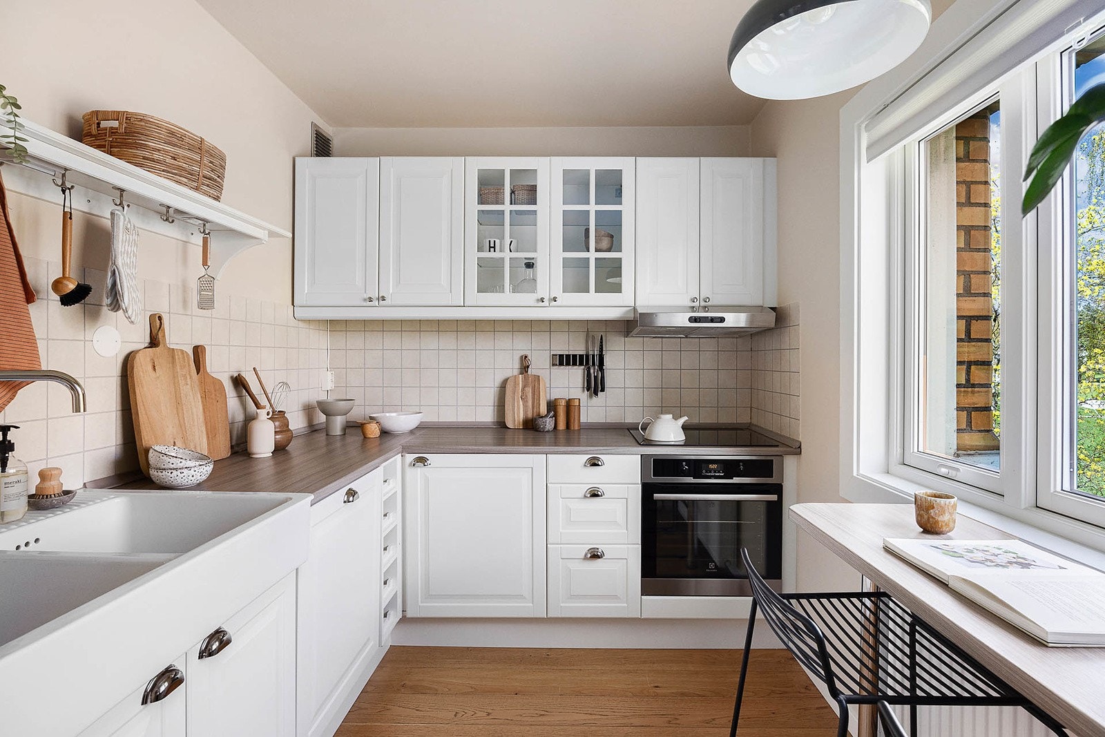 Kjøkken med god benke- og skapplass. Praktisk dobbel oppvaskkum. Galleribilde